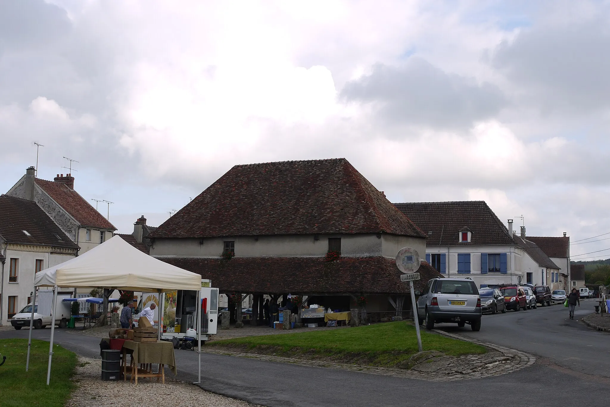 Photo showing: La halle de Marigny-en-Orxois, un dimanche après le marché.