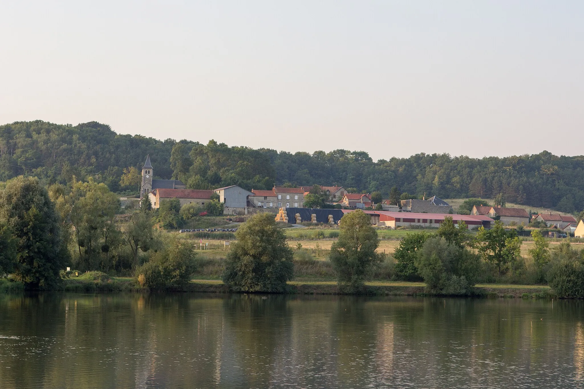 Photo showing: Vue de Neuville-sur-Ailette depuis le lac de l'Ailette, Neuville-sur-Ailette, Aisne, France