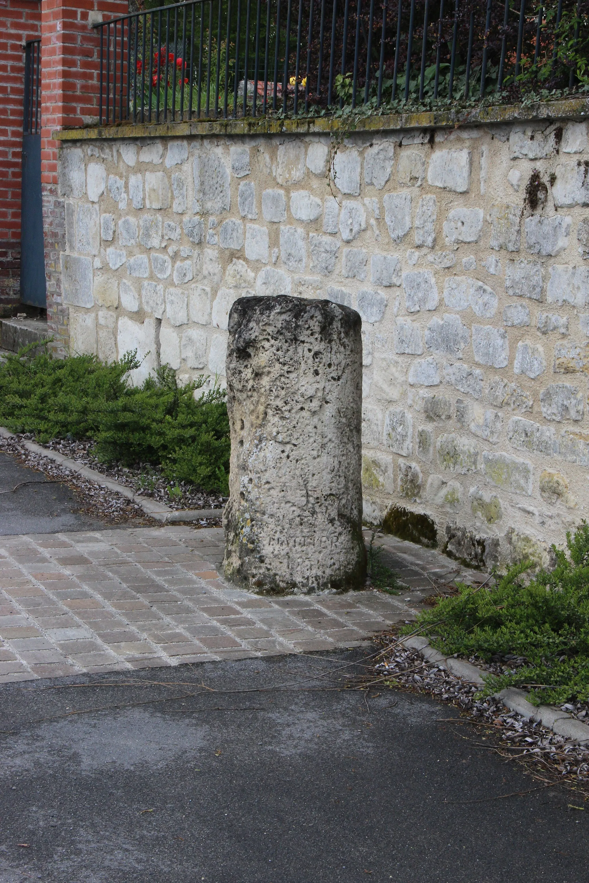 Photo showing: Borne kilometrique romaine à nizy le comte