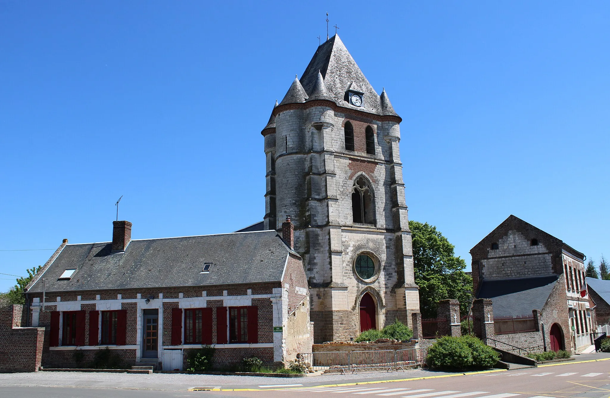 Photo showing: La place avec la mairie et l'église