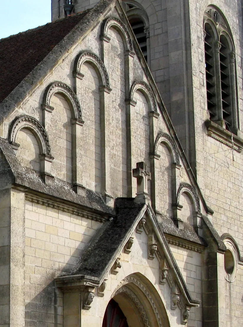Photo showing: Nouvron-Vingré (Aisne, France) -
L'église dont le fronton de façade est décoré de 7 arcades..
.