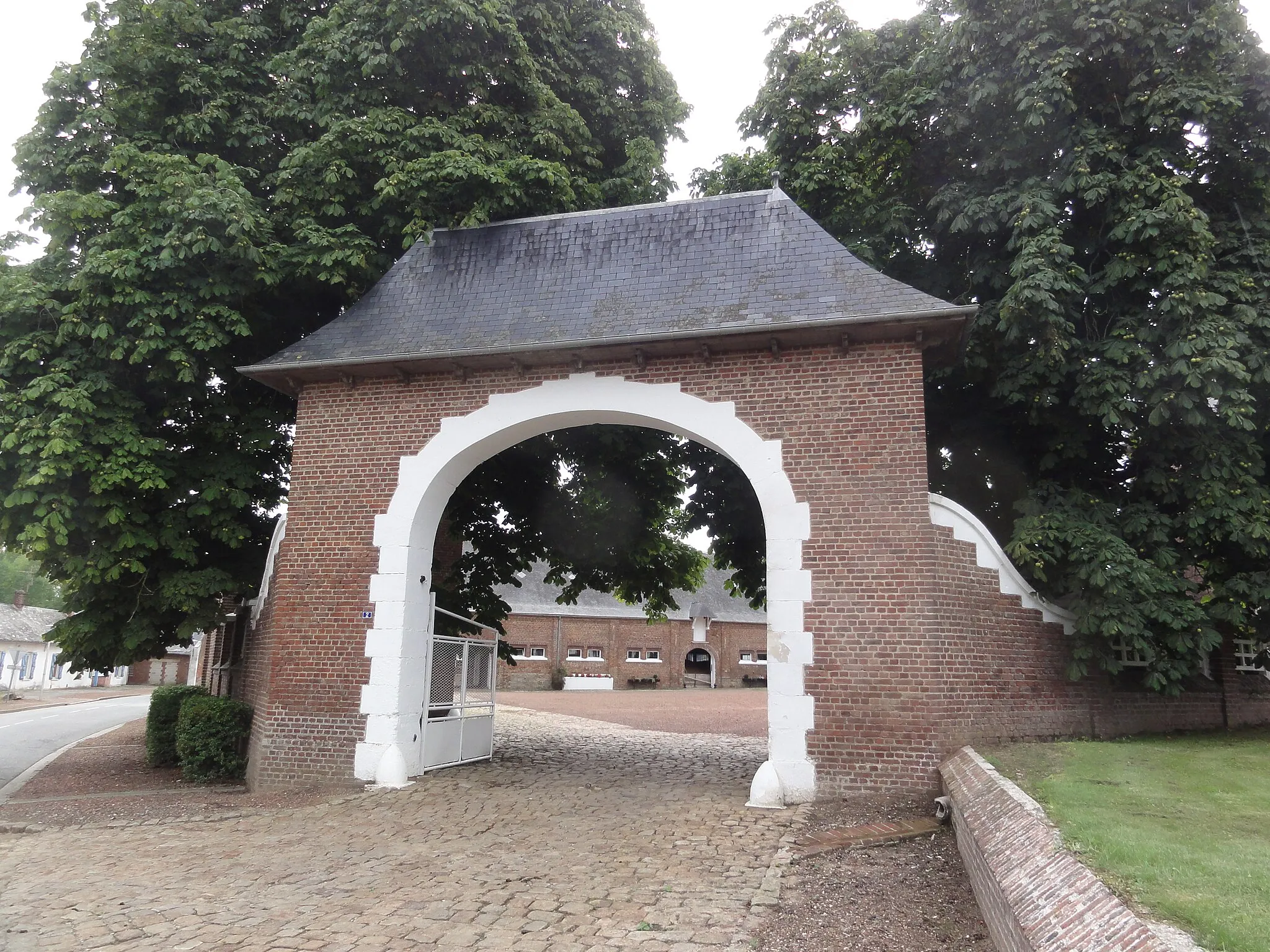 Photo showing: Ollezy (Aisne) porche du manoir
