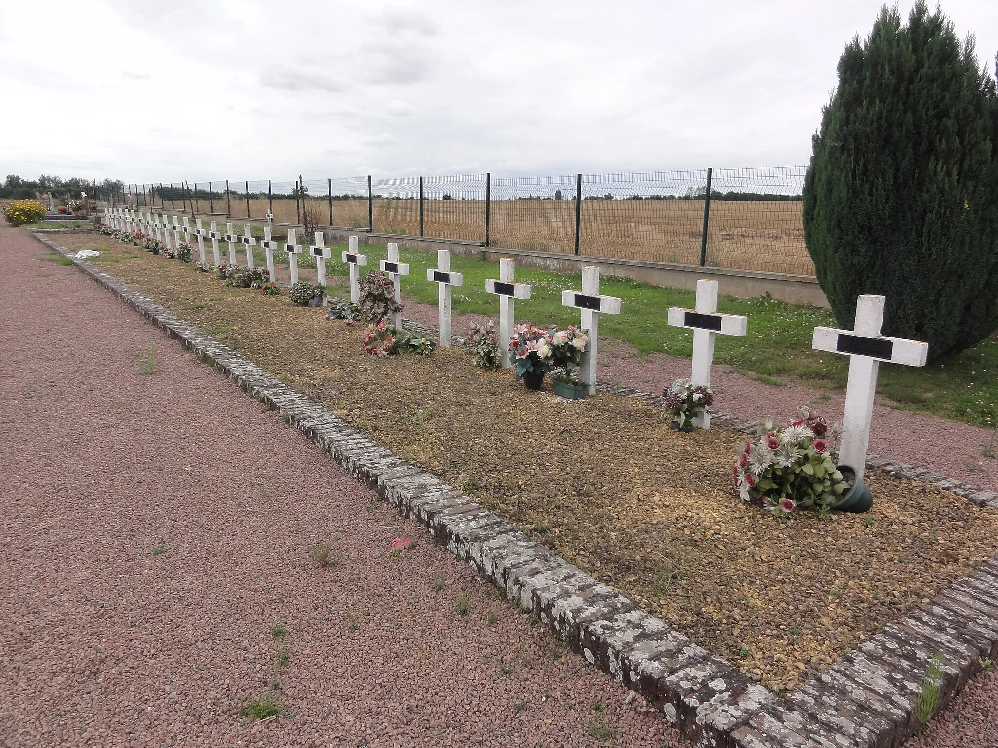 Photo showing: Ollezy (Aisne) tombes de guerre au cimetière