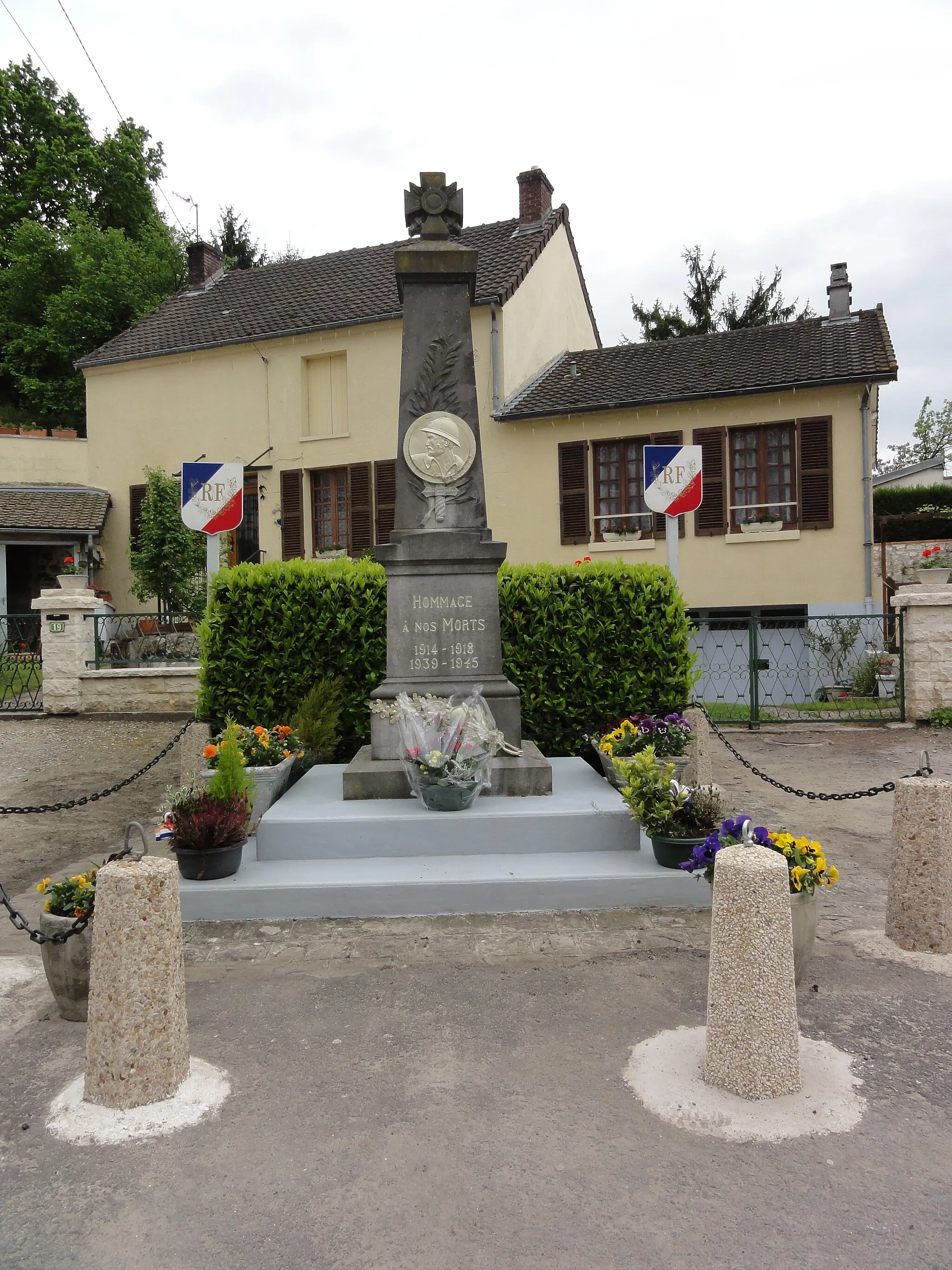 Photo showing: Parfondru (Aisne) monument aux morts