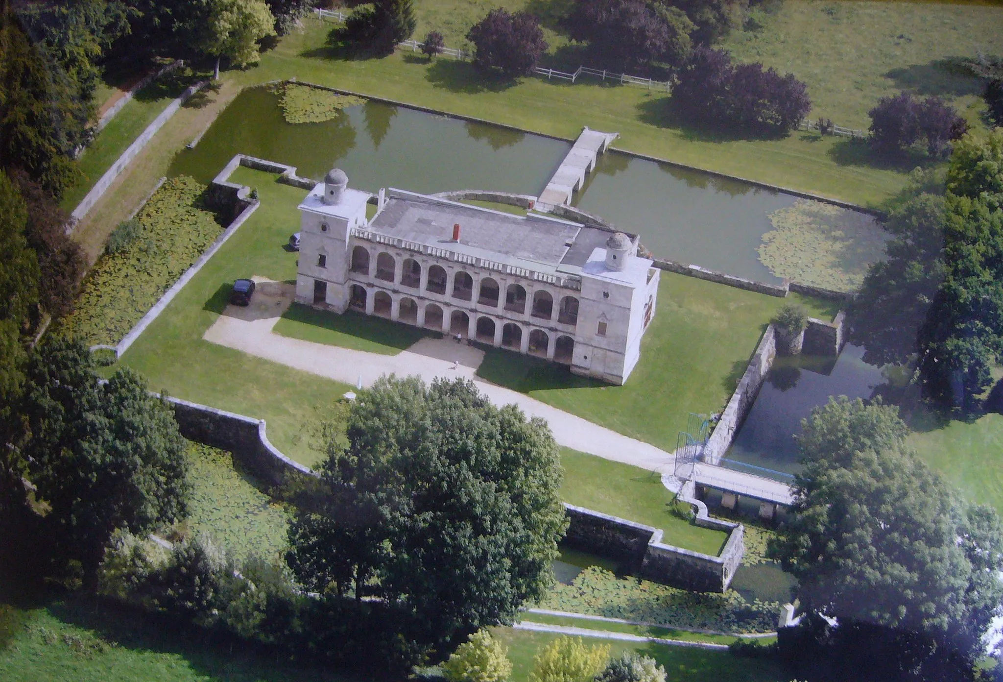 Photo showing: vue aérienne du château de Chailvet