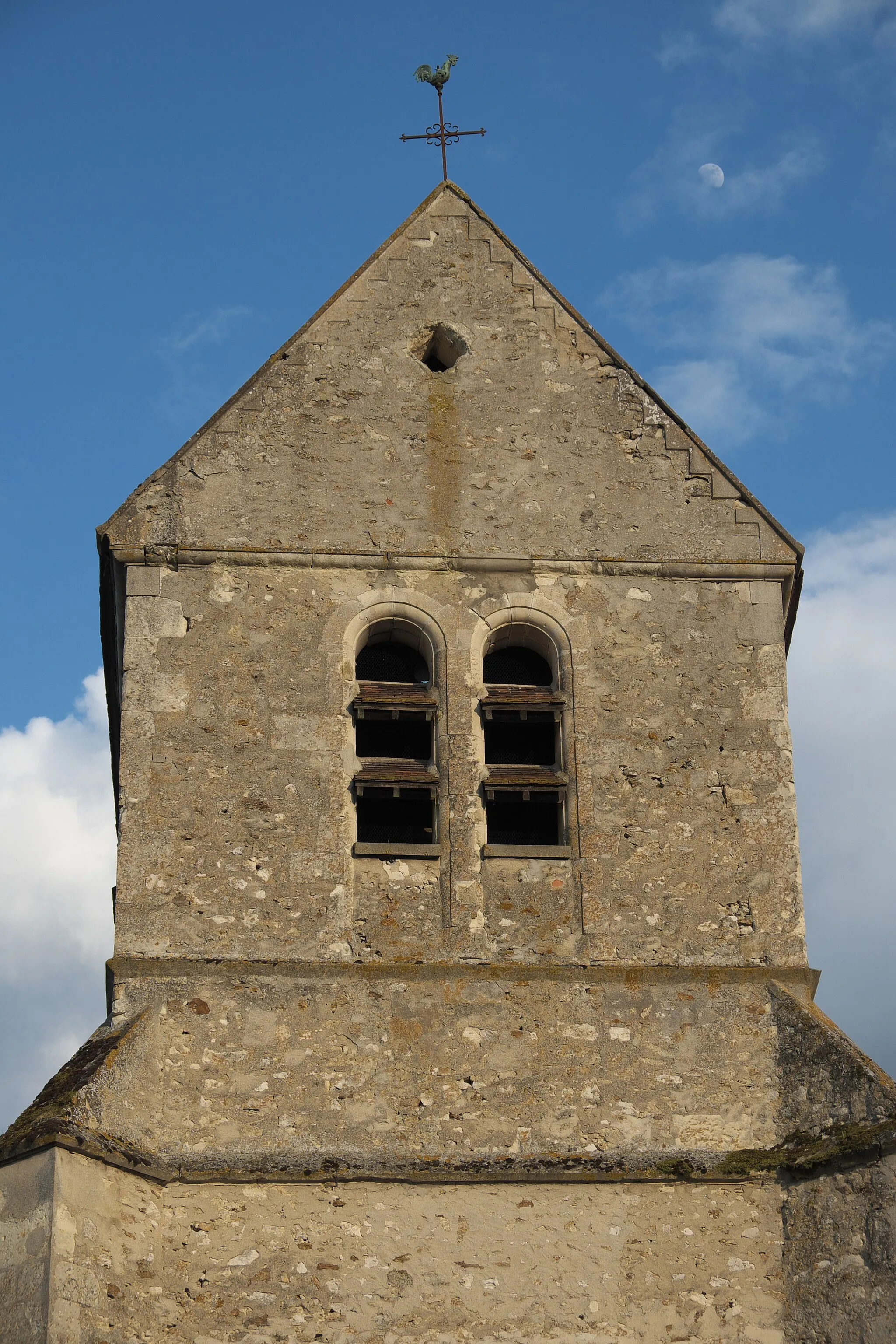 Photo showing: Kirche Saint-Blaise in Reuilly-Sauvigny im Département Aisne (Picardie/Frankreich), Zwillingsfenster als Klangarkaden