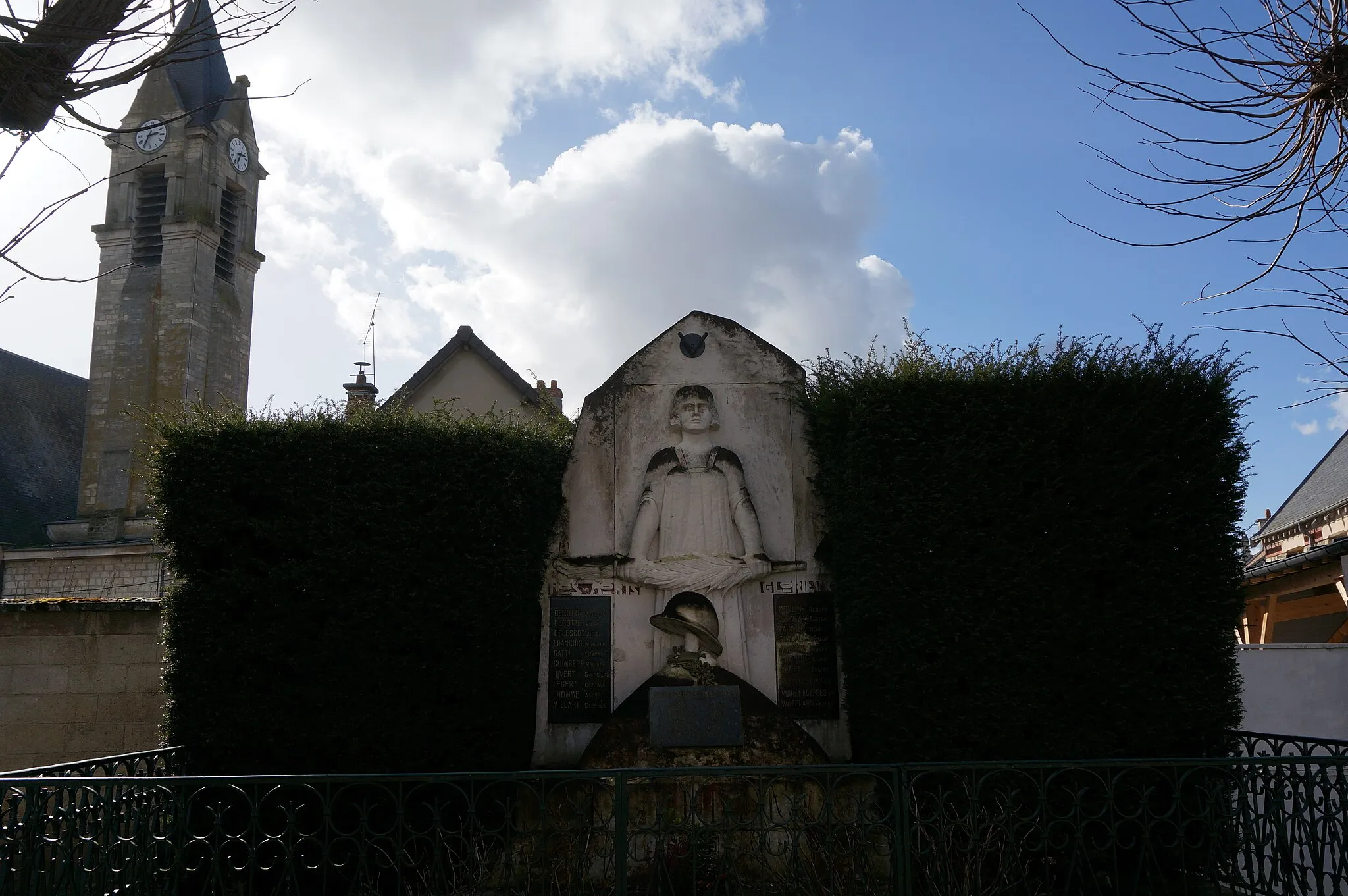Photo showing: Vue du monument aux morts et de l'église.