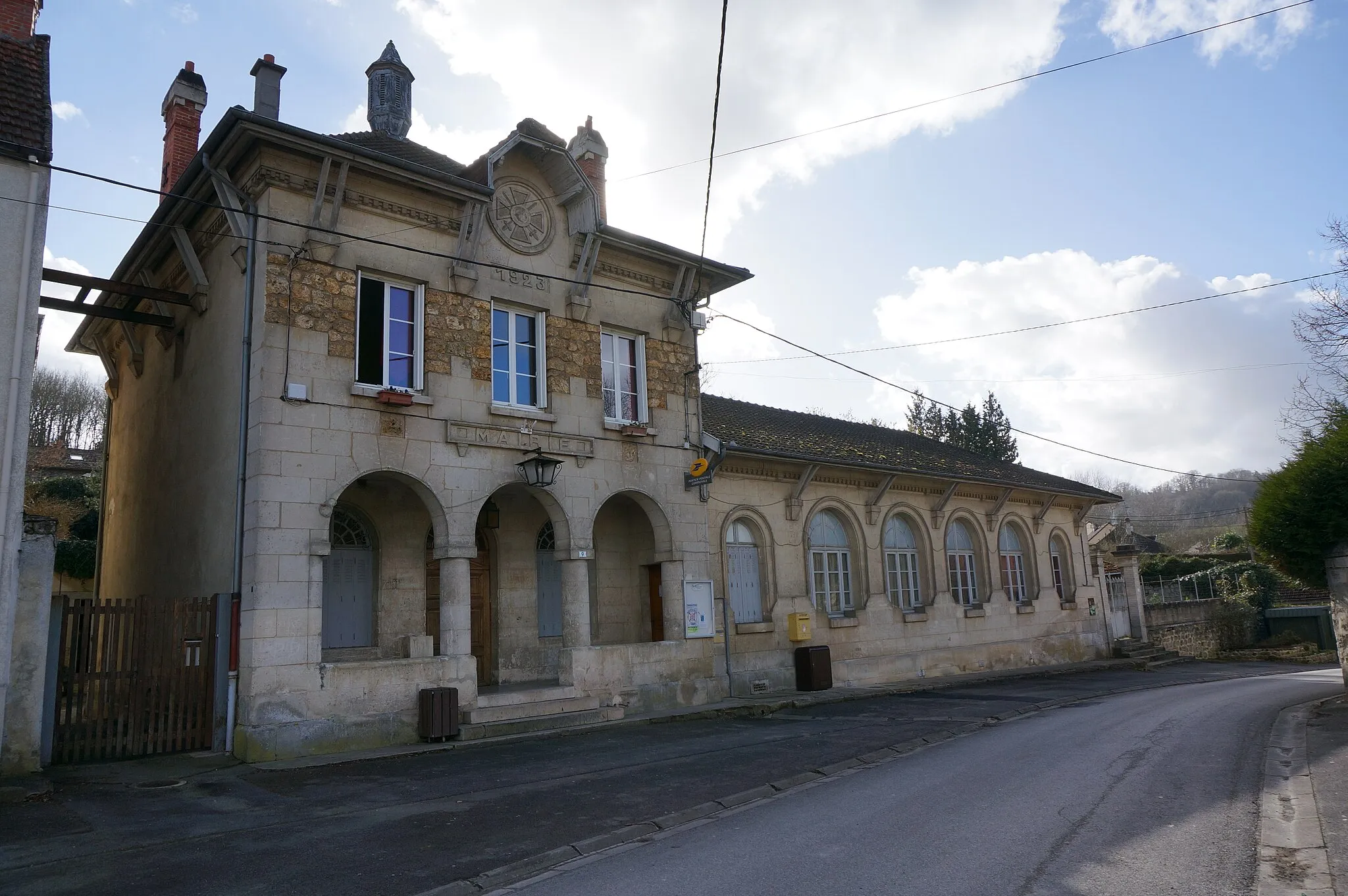 Photo showing: La Mairie de Roucy.