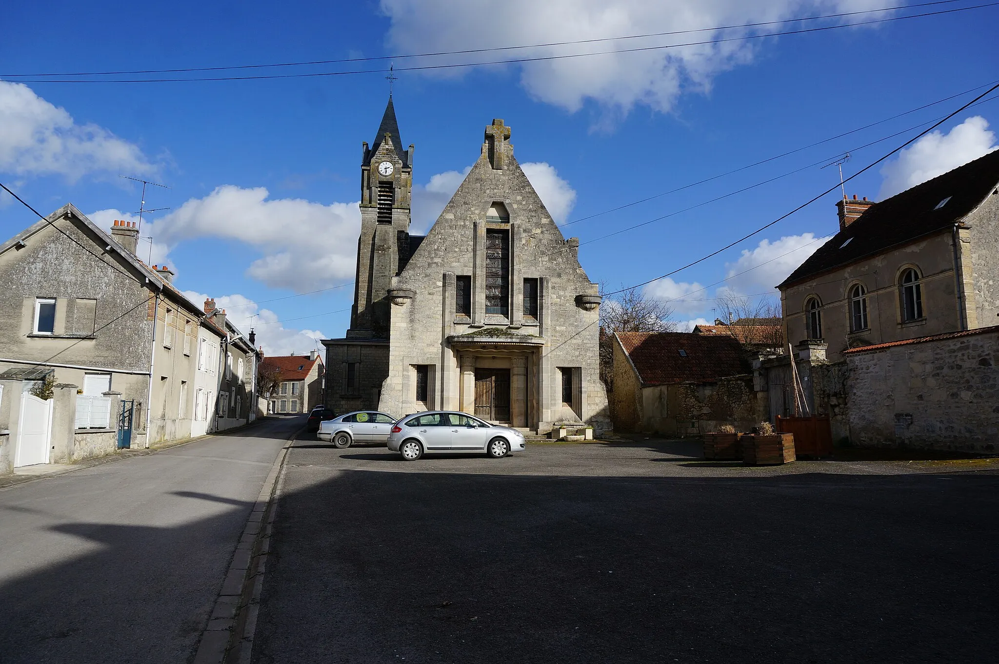 Photo showing: L'église et la place de la Mairie.