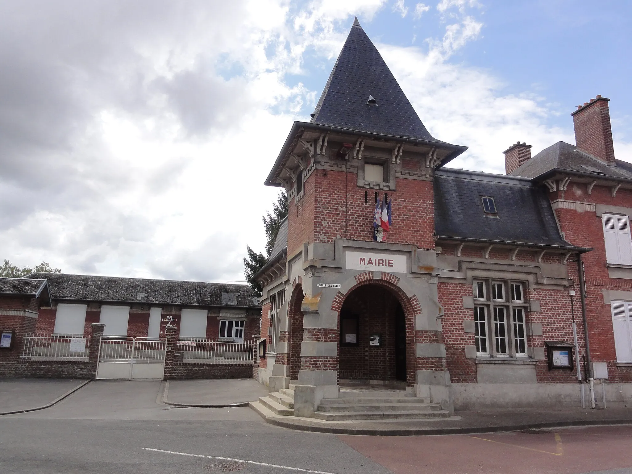 Photo showing: Tugny-et-Pont (Aisne) mairie et salle des fêtes