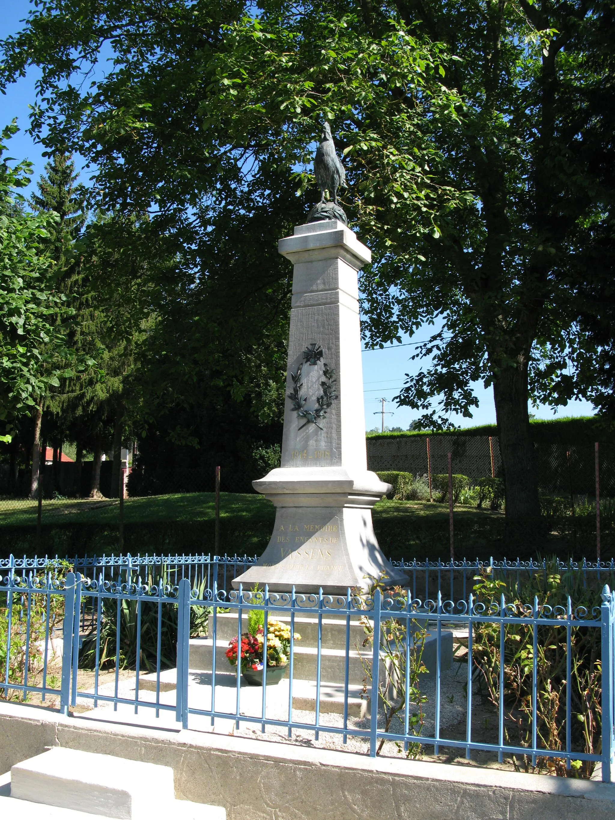 Photo showing: Vassens (Aisne, France) -
Le monument-aux-morts.
.