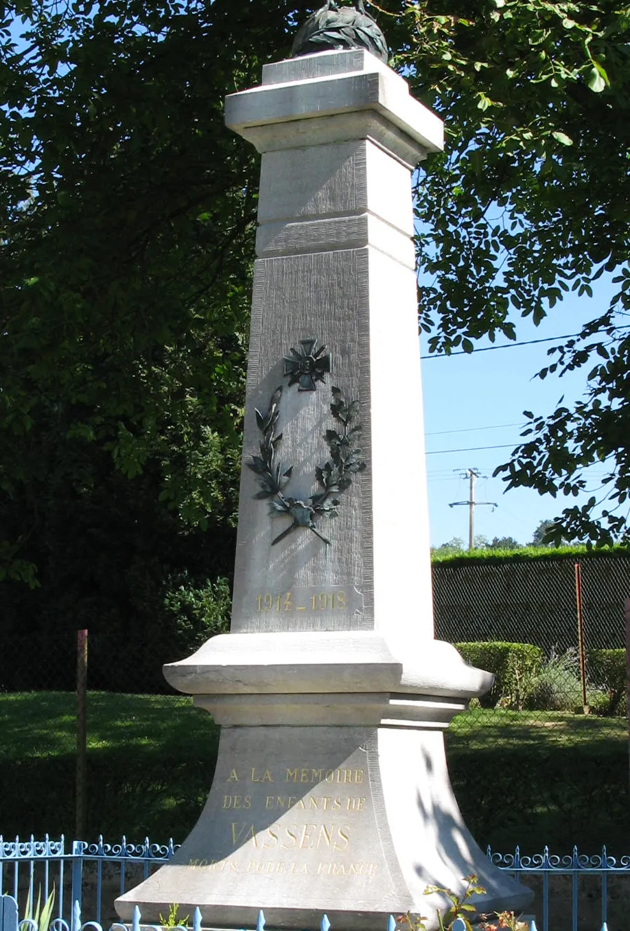 Photo showing: Vassens (Aisne, France) -
Le monument-aux-morts.
.