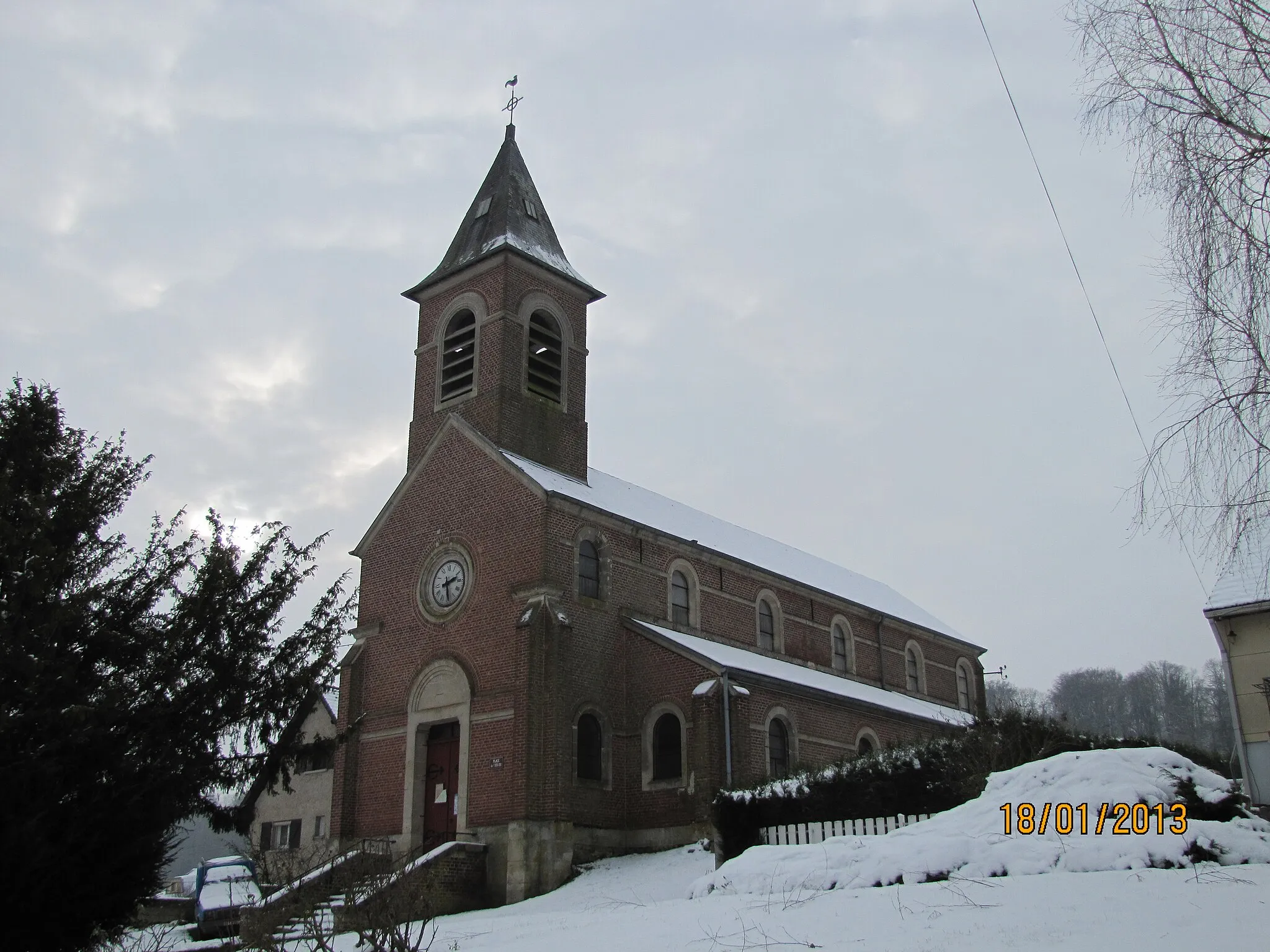 Photo showing: Eglise du village prise de la rue principale.