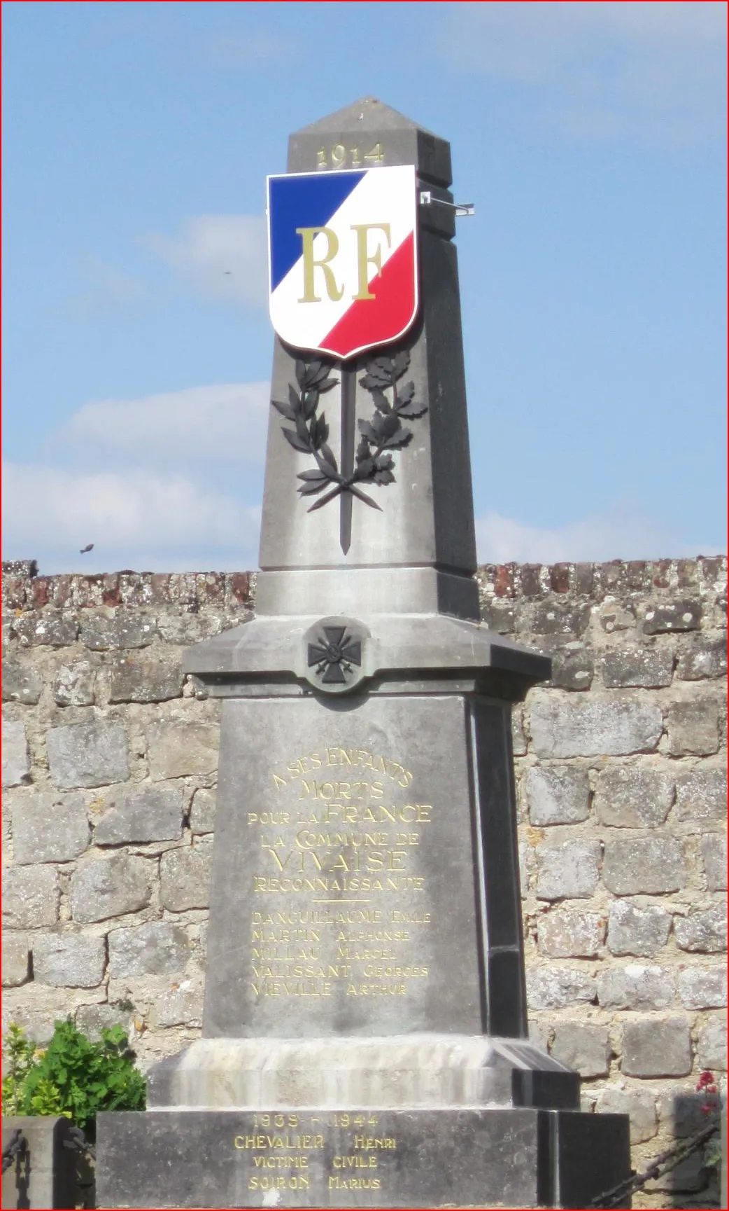 Photo showing: Monuments aux morts sous la forme générale d'un obélisque dont la face supérieure est ornée d'un glaive tourné vers le sol entouré  de rameaux de lauriers et chêne. L'épaulement à mi-hauteur porte l'insigne de la Croix de Guerre 1914-1918.