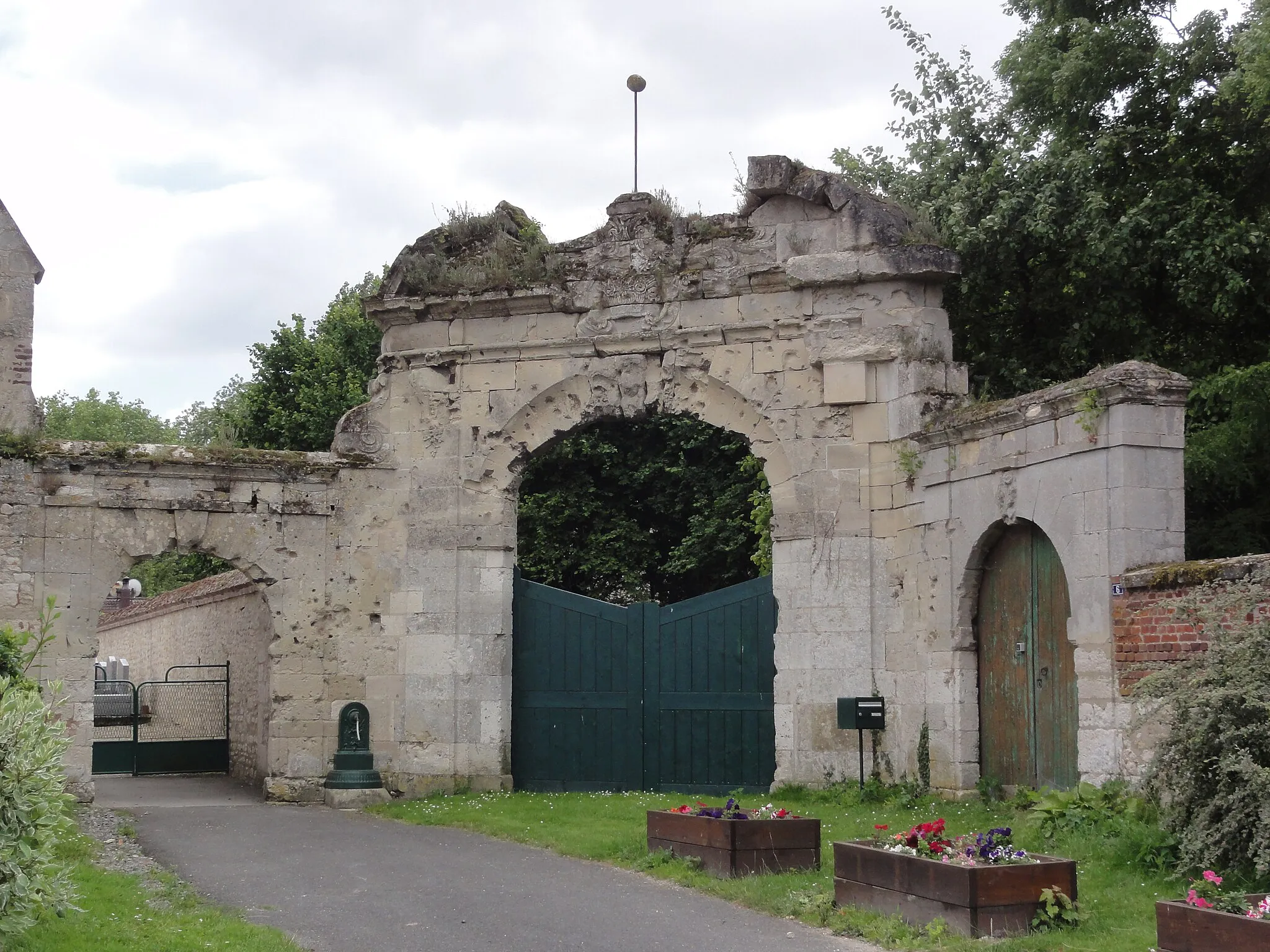 Photo showing: Vesles-et-Caumont (Aisne) porche fort à coté de l'église