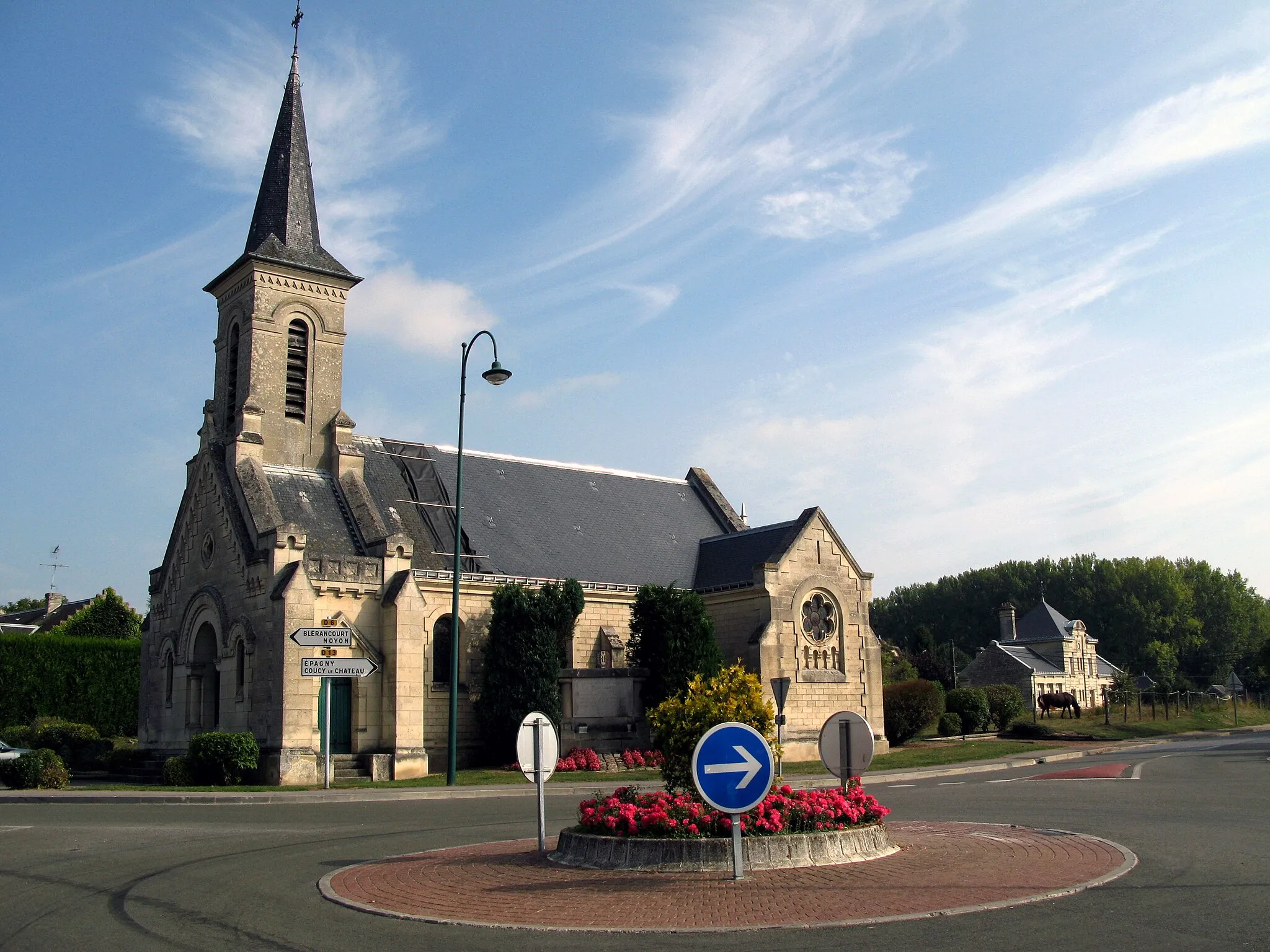 Photo showing: Vézaponin (Aisne, France) -
L'église et, plus à droite, la mairie-école.
On remarque qu'une partie du toit est bâchée.
.