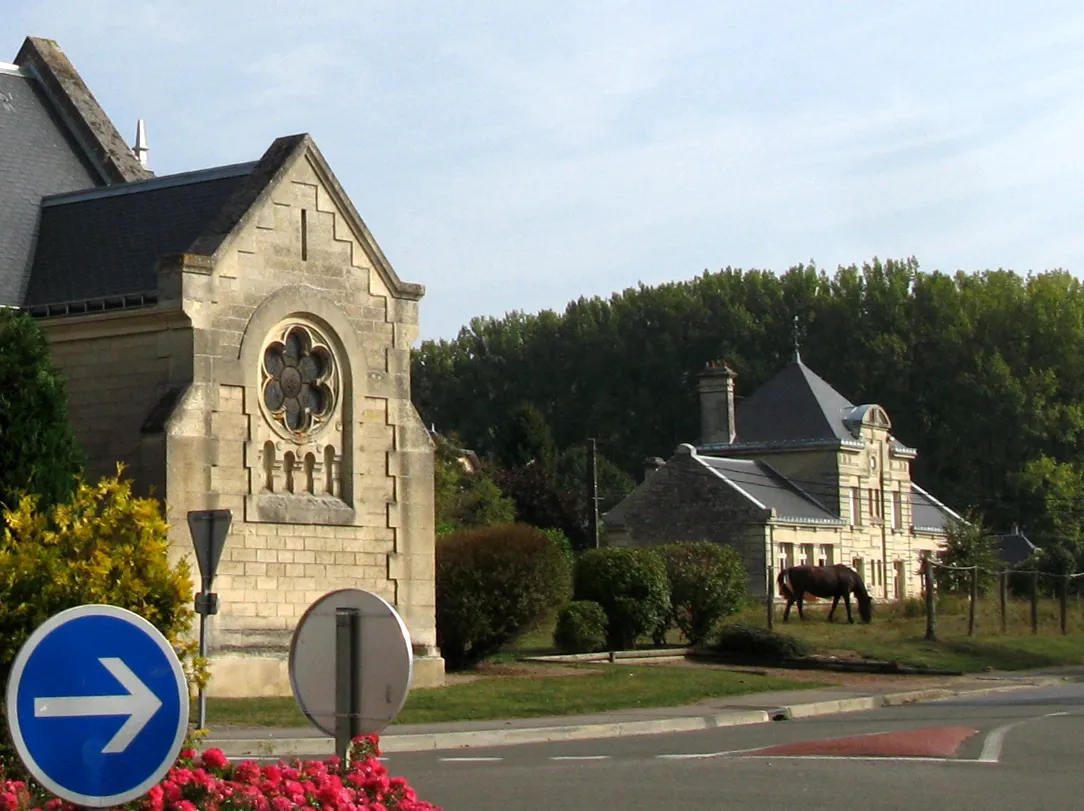Photo showing: Vézaponin (Aisne, France) -
Vue partielle de l'église (transept Sud) et, plus à droite, la mairie-école.
.