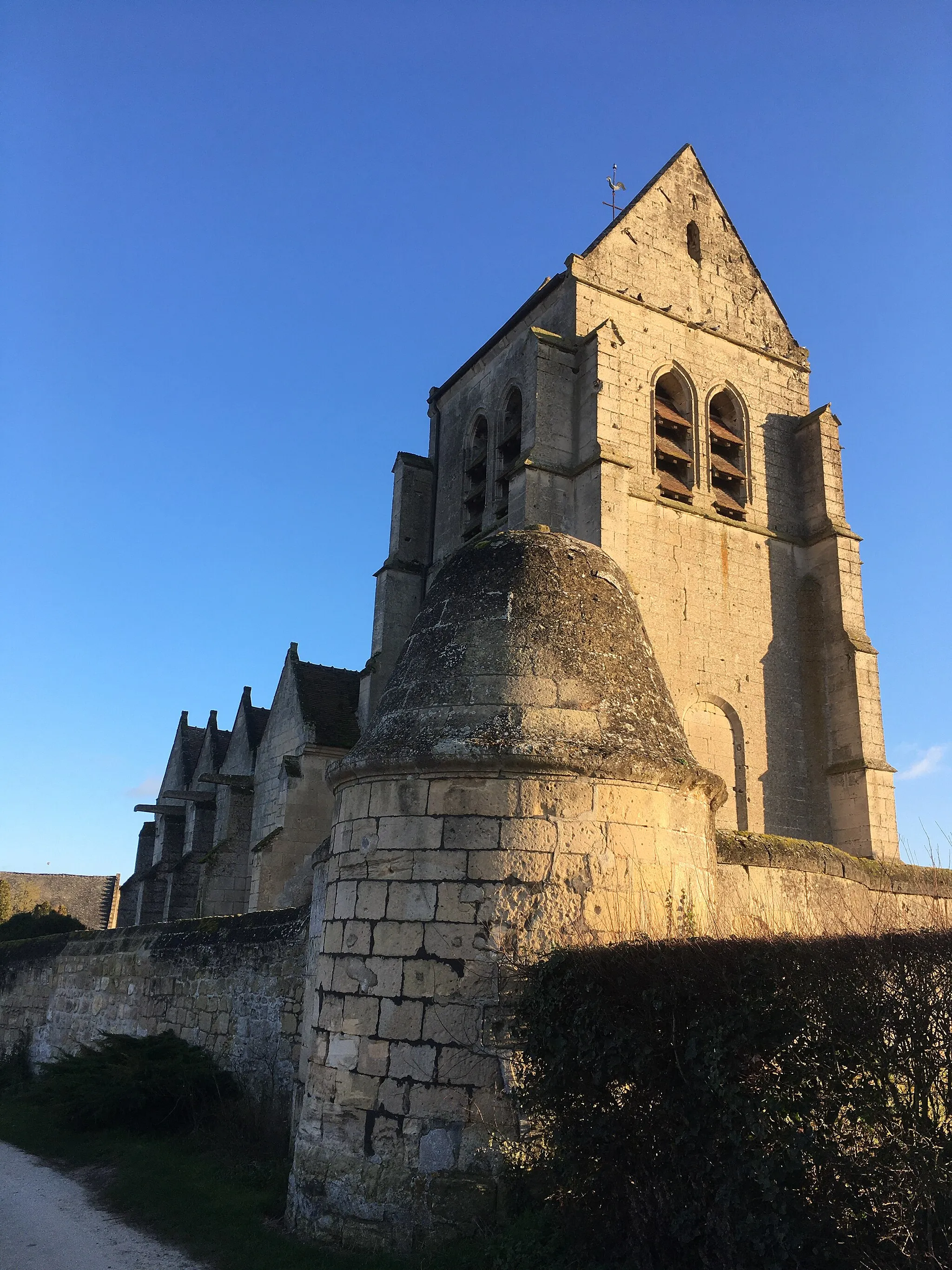 Photo showing: Vue de l'église fortifiée de Croutoy depuis la rue de l'Eglise