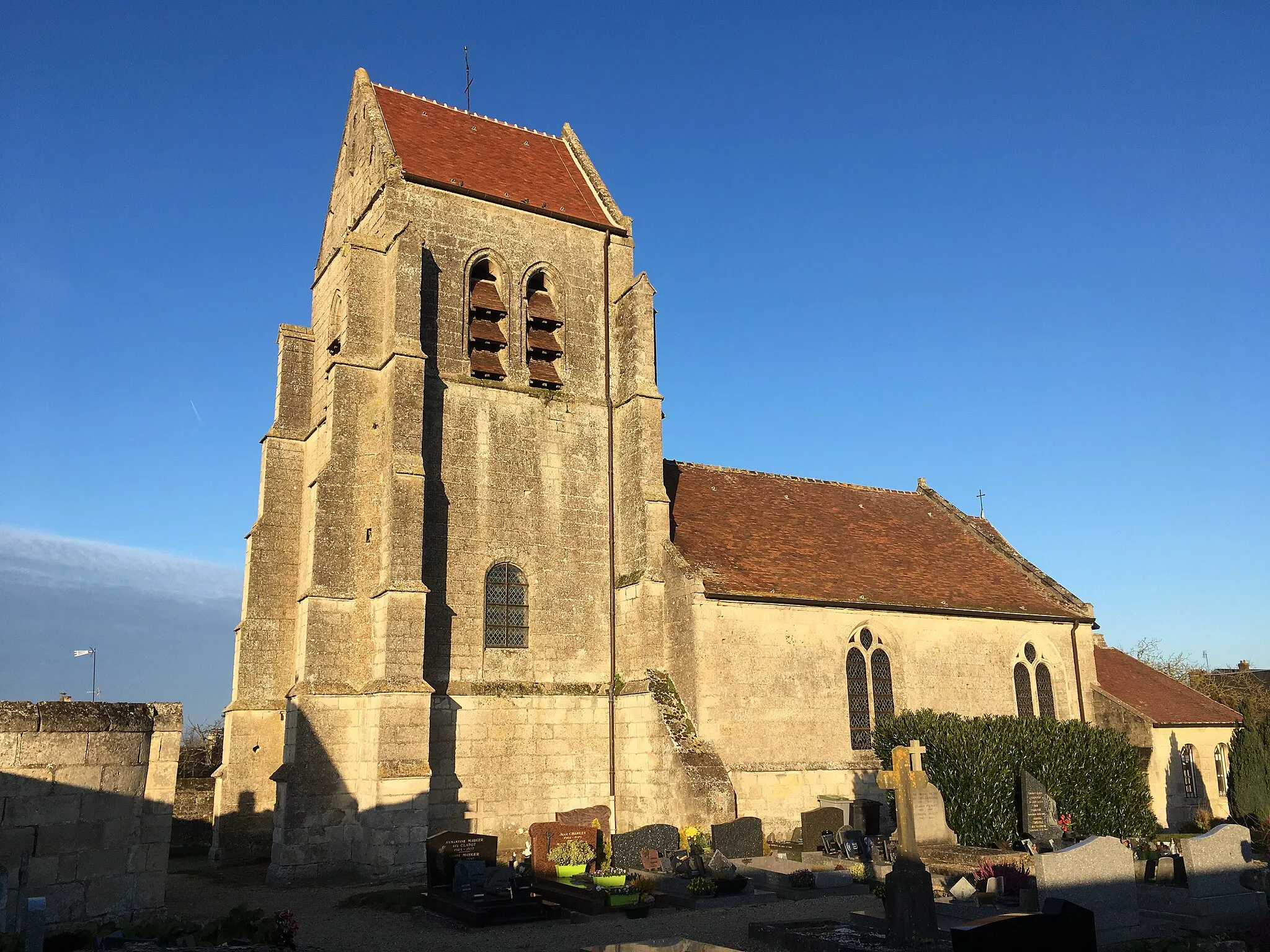 Photo showing: Vue de l'église fortifiée de Croutoy depuis le cimetière