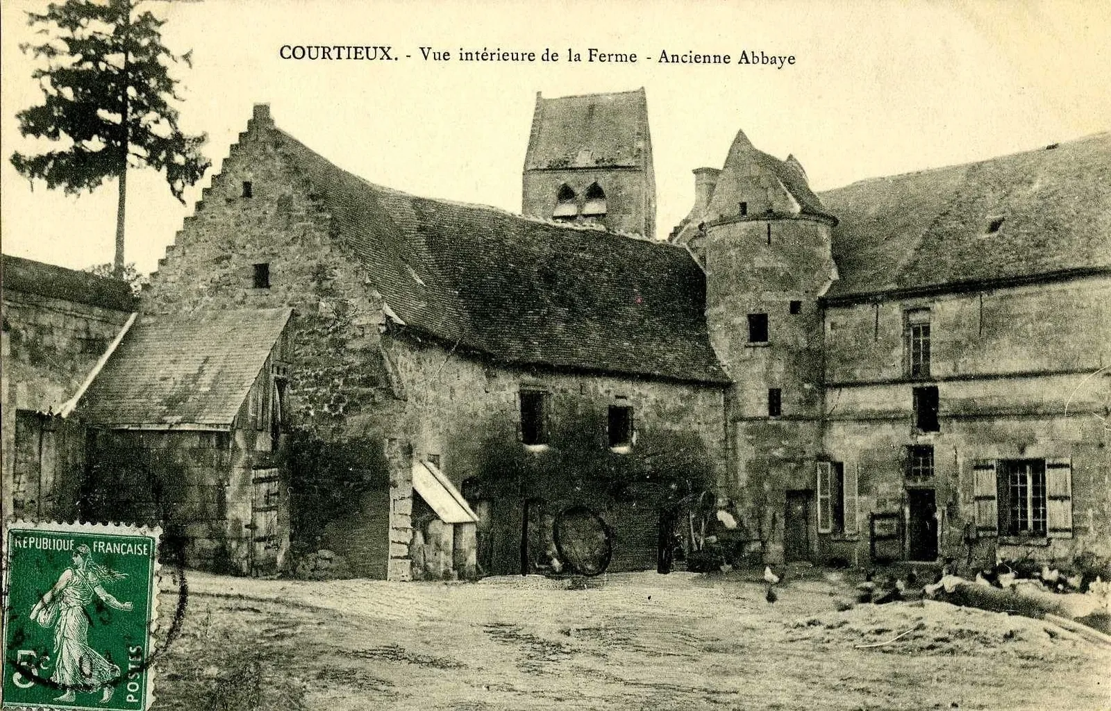 Photo showing: La cour de l'ancienne abbaye vers 1913.