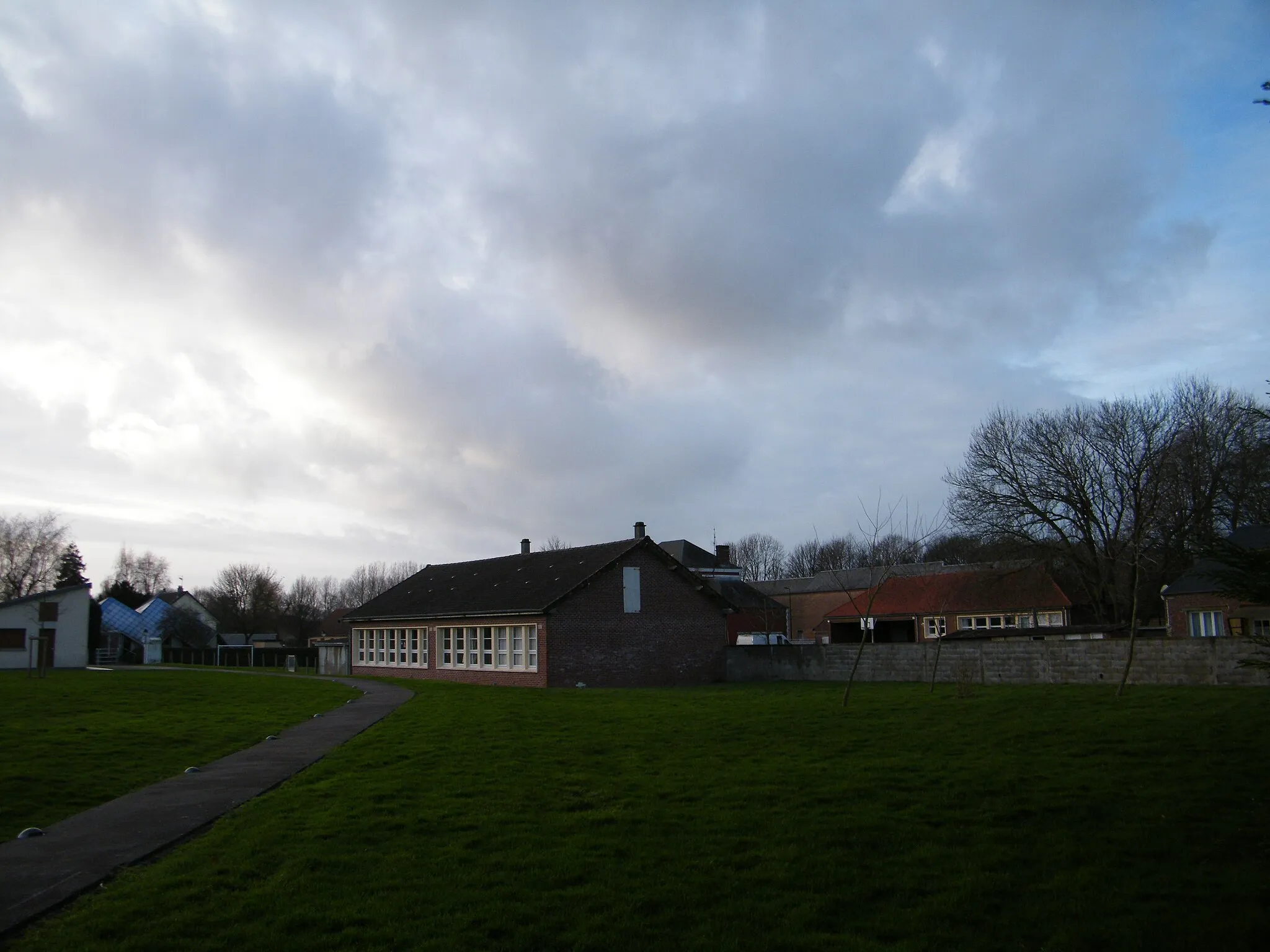 Photo showing: Bâtiments communaux vus de l'arrière de l'église, l'école.