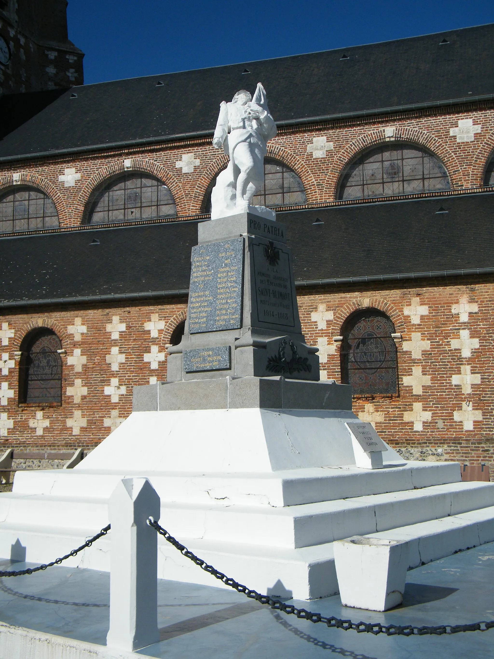 Photo showing: St-Blimont, Somme, Fr, monument aux morts pour la patrie : le porte-drapeau fauché par l'ennemi. Semblable à celui de Hombleux.