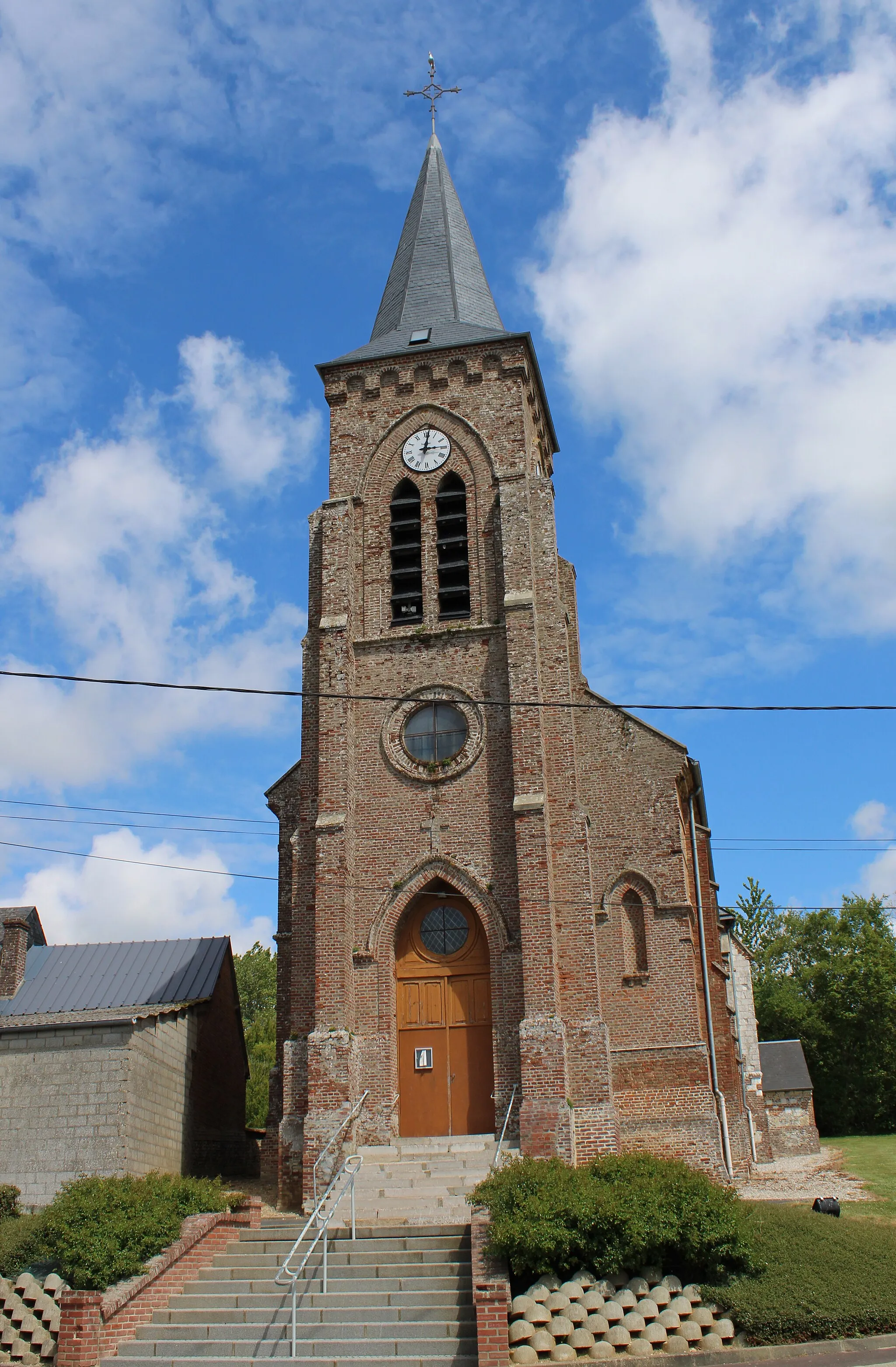 Photo showing: La façade de l'église.