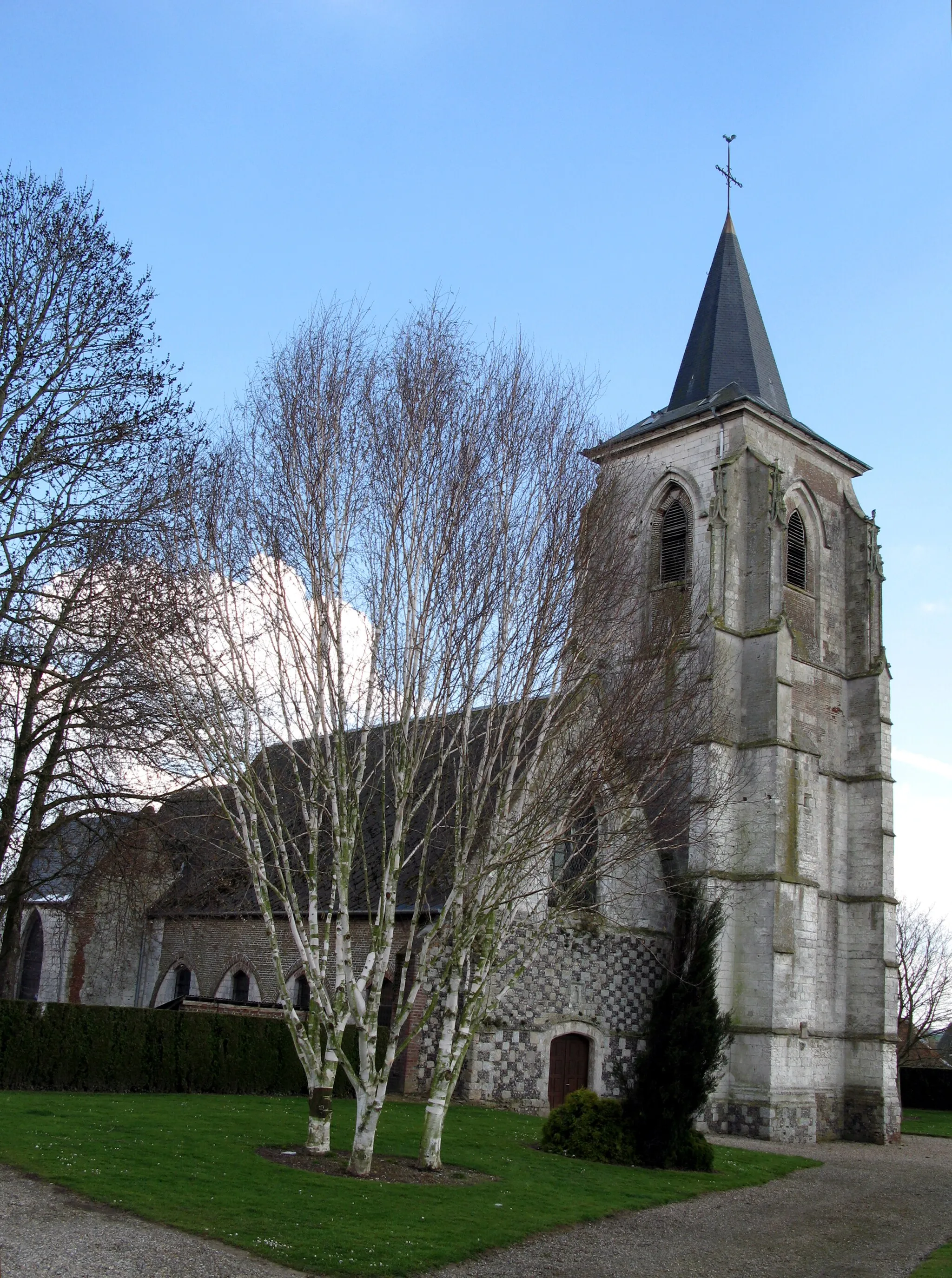 Photo showing: Franleu (Somme, France) -
L'église, vue en venant de la mairie par une petite rue.