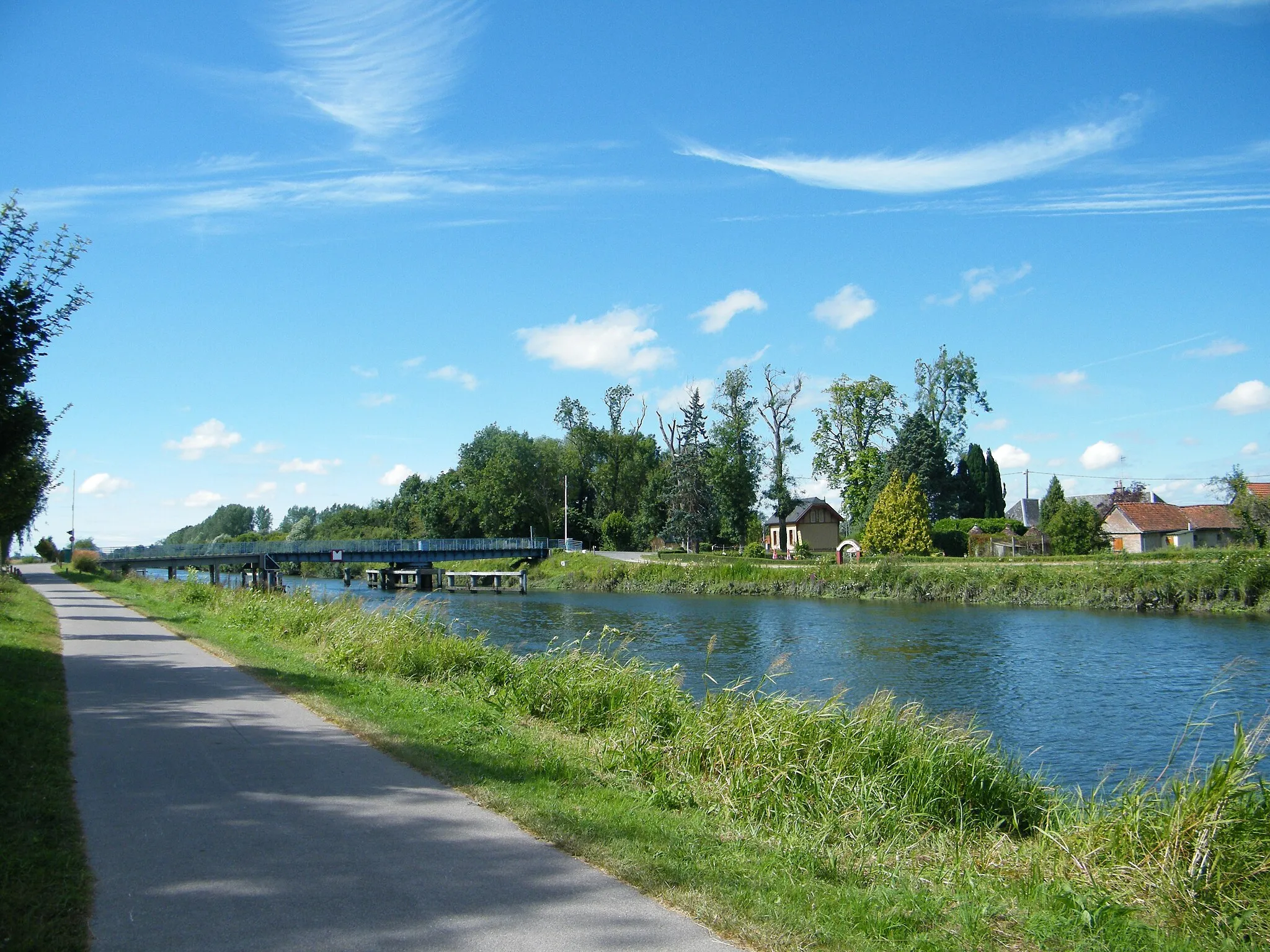 Photo showing: Saigneville, Petit-Port, pont tournant, maison pontonnière, chemin de hâlage-piste cyclable , café "Au repos des pêcheurs", Somme, France. Vue du canal à partir de la rive gauche.