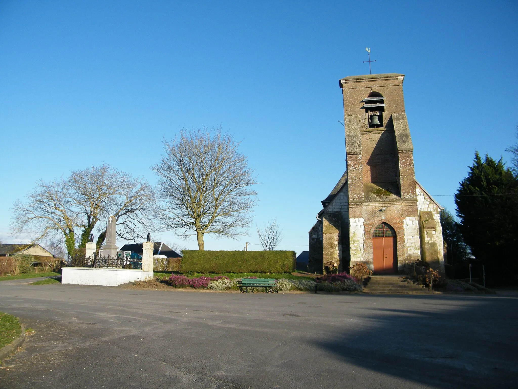 Photo showing: Monument aux morts pour la patrie et église - Saigneville.