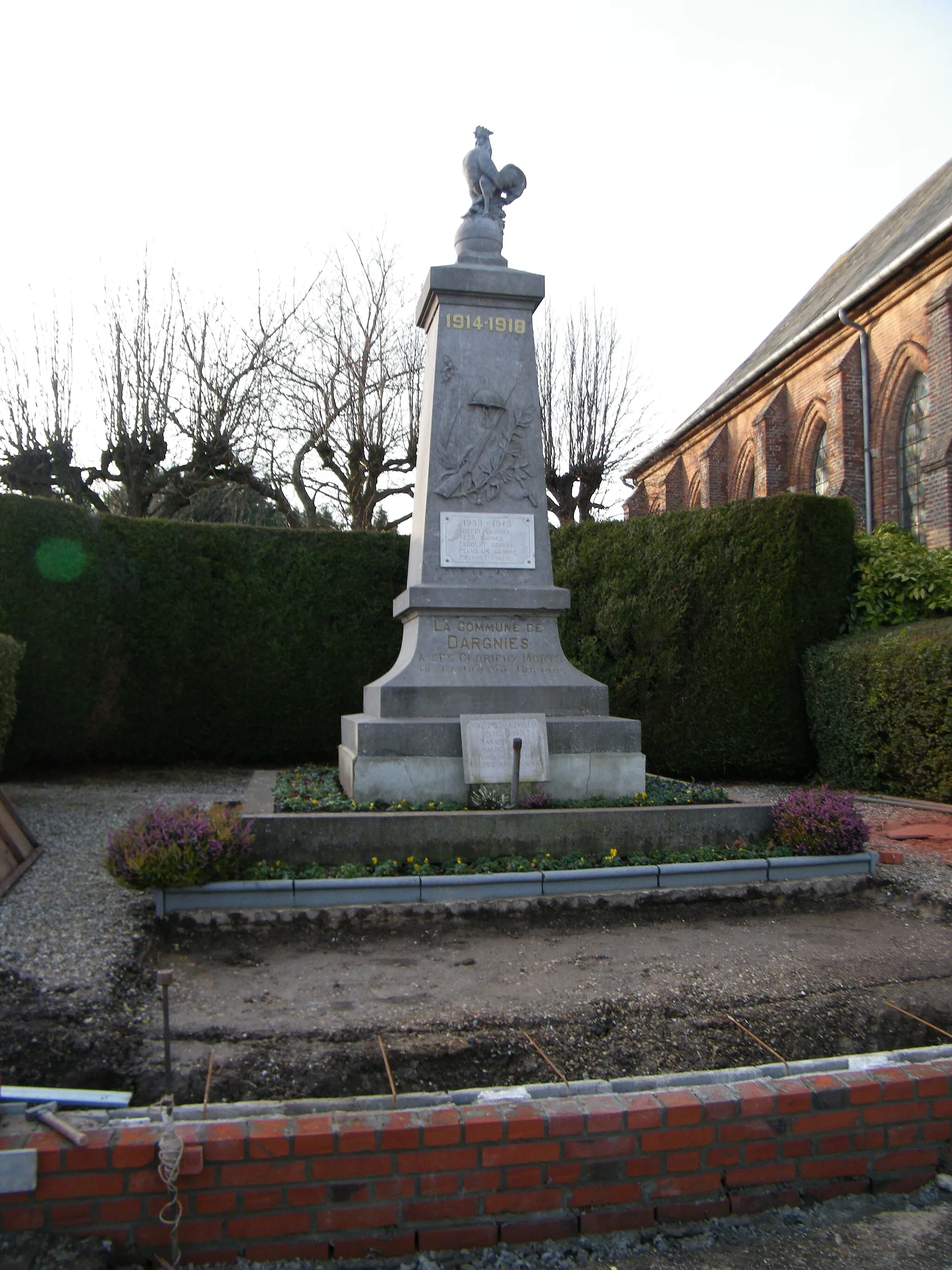 Photo showing: Près de l'église : monument aux morts pour la patrie de Dargnies (Somme).