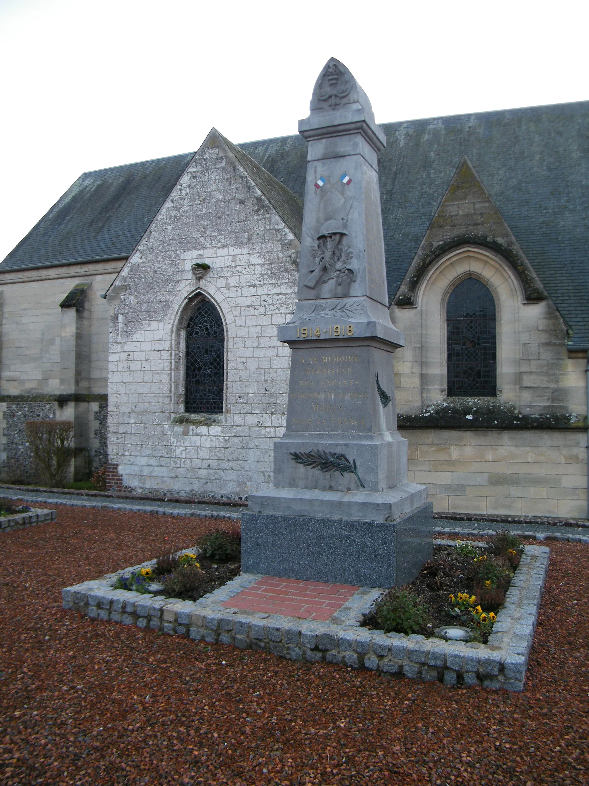 Photo showing: Près de l'église, le monument aux morts pour la patrie.