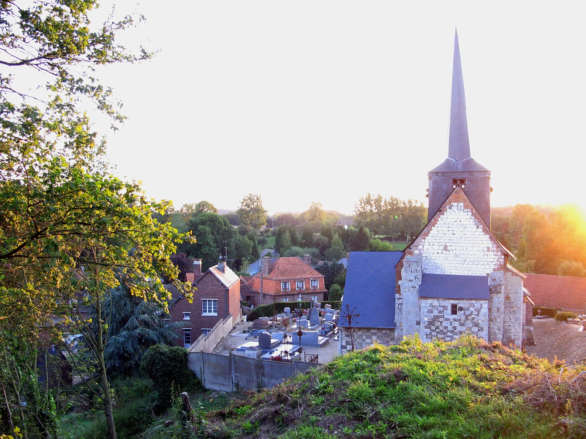 Photo showing: Maisnières (Somme, France) -

L'église vue sous le soleil couchant depuis la motte féodale.