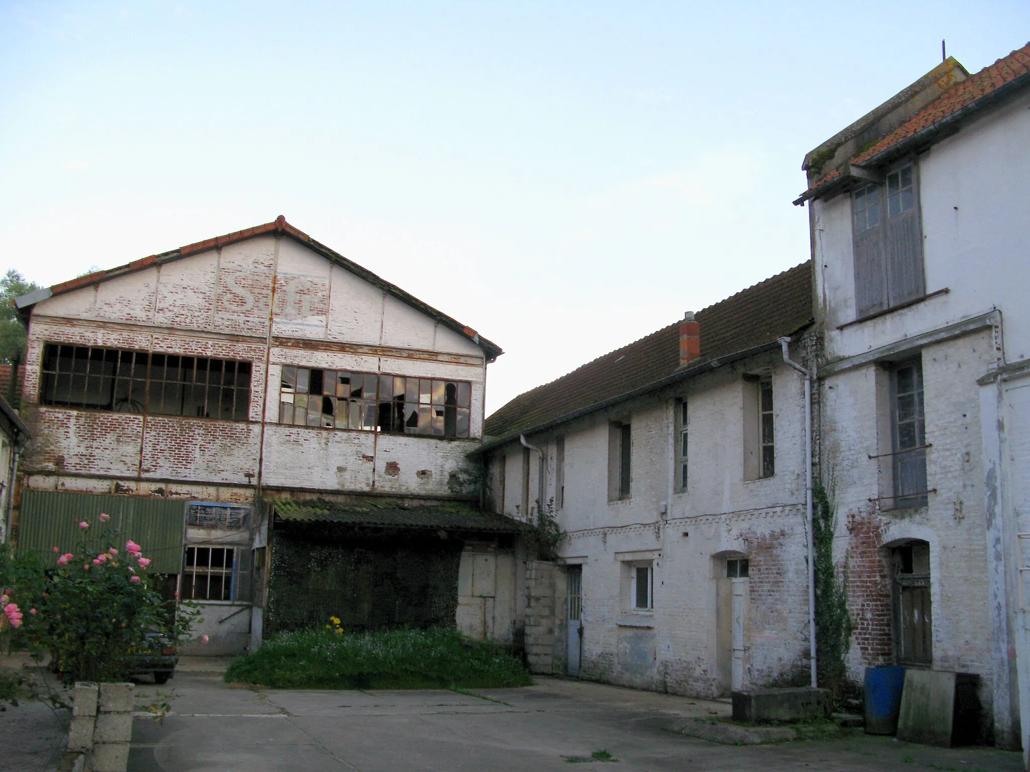 Photo showing: Maisnières (Somme, France) -
L'ancienne laiterie de Monchelet (état du site en 2007).
.