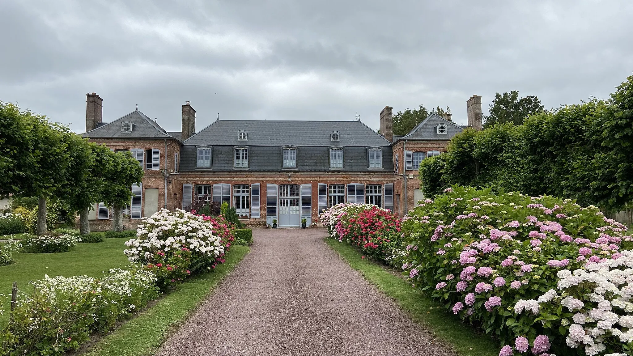 Photo showing: Le château d'Aigneville, vu de la rue de l'Église.