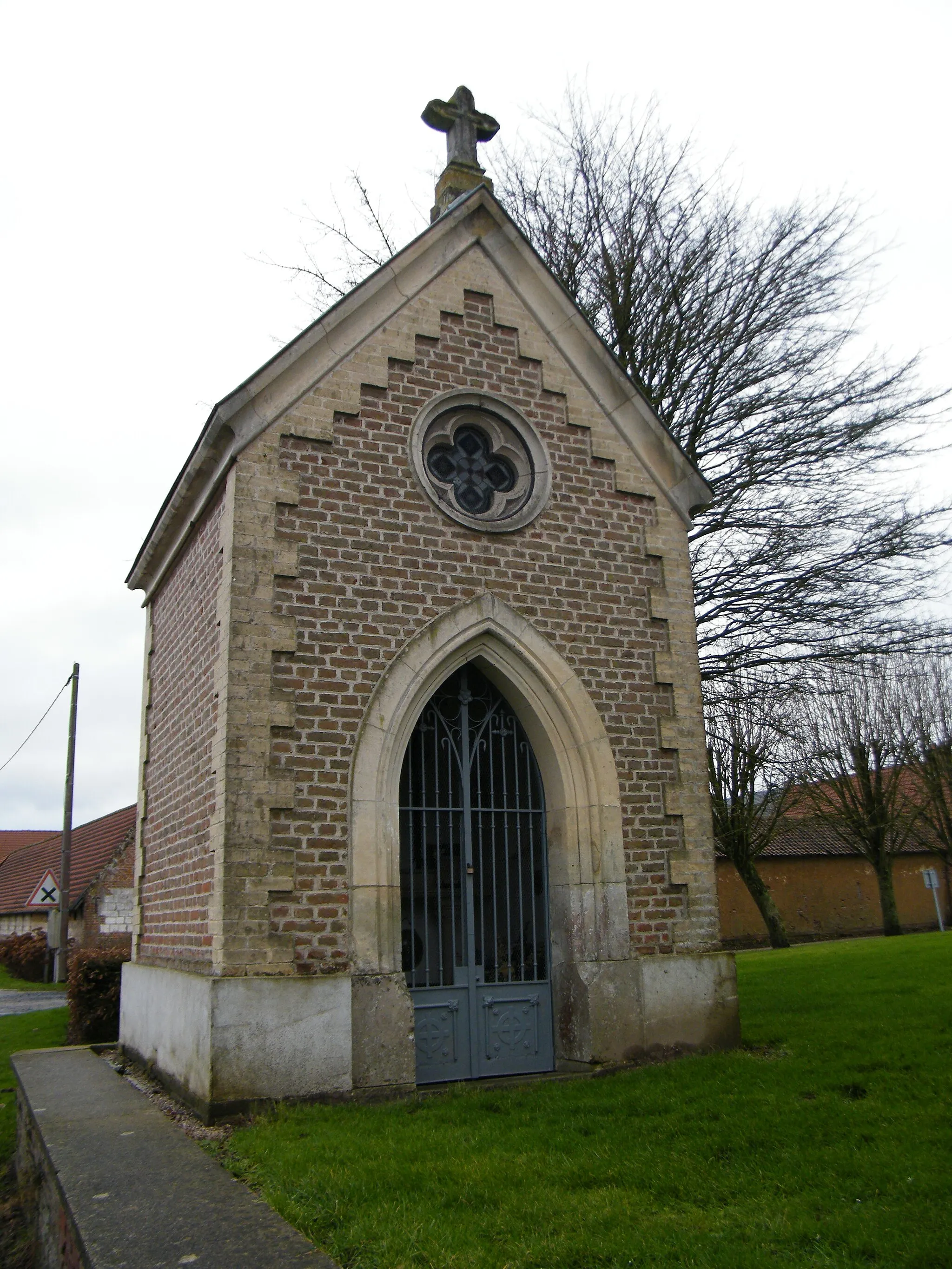 Photo showing: Chapelle funéraire familiale d'Anzel d'Aumont, témoin de l'ancien cimetière, près de l'église.