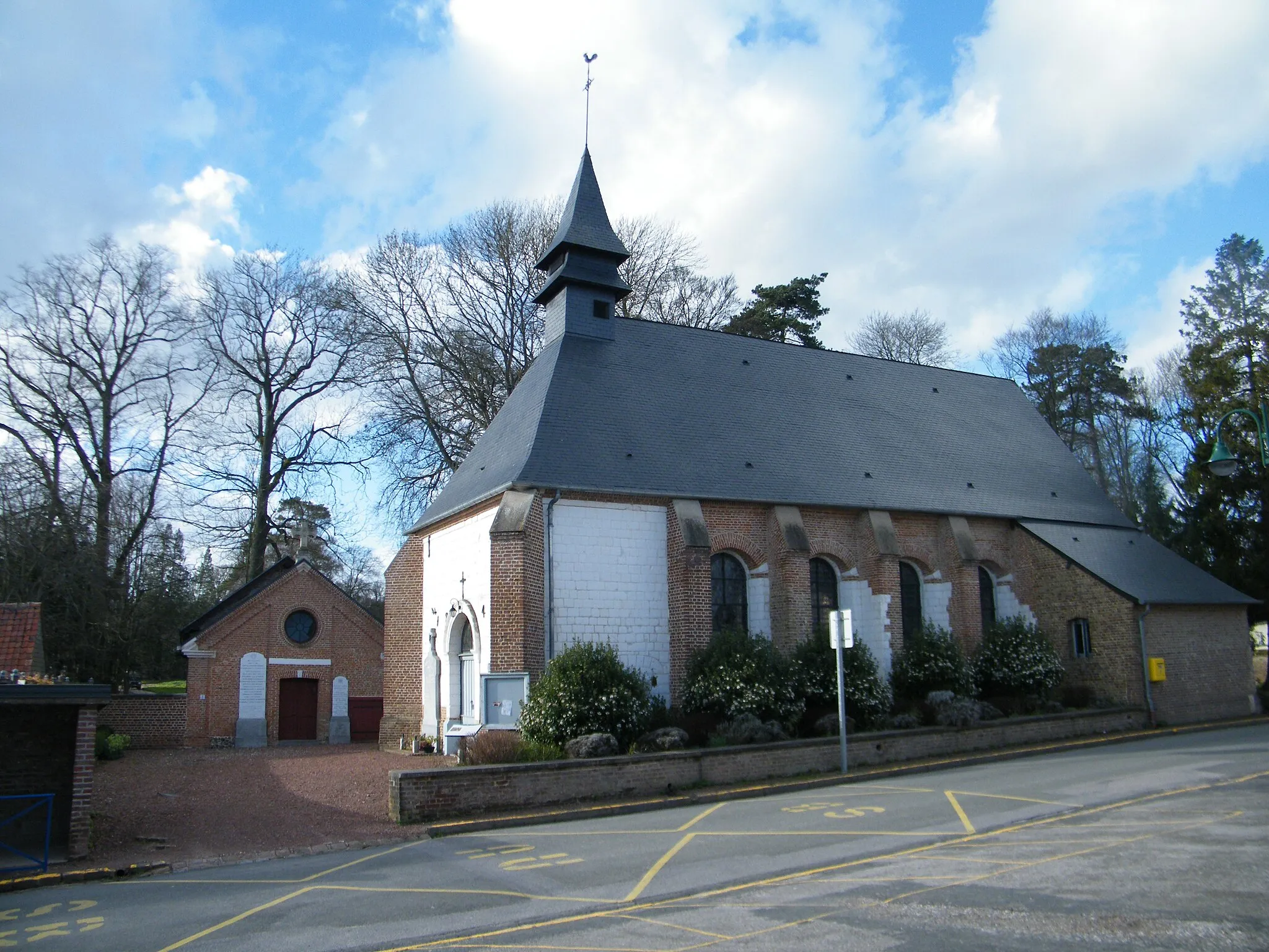 Photo showing: Buigny-Saint-Maclou, l'église et la chapelle Saint-Sébastien en arrière-plan.