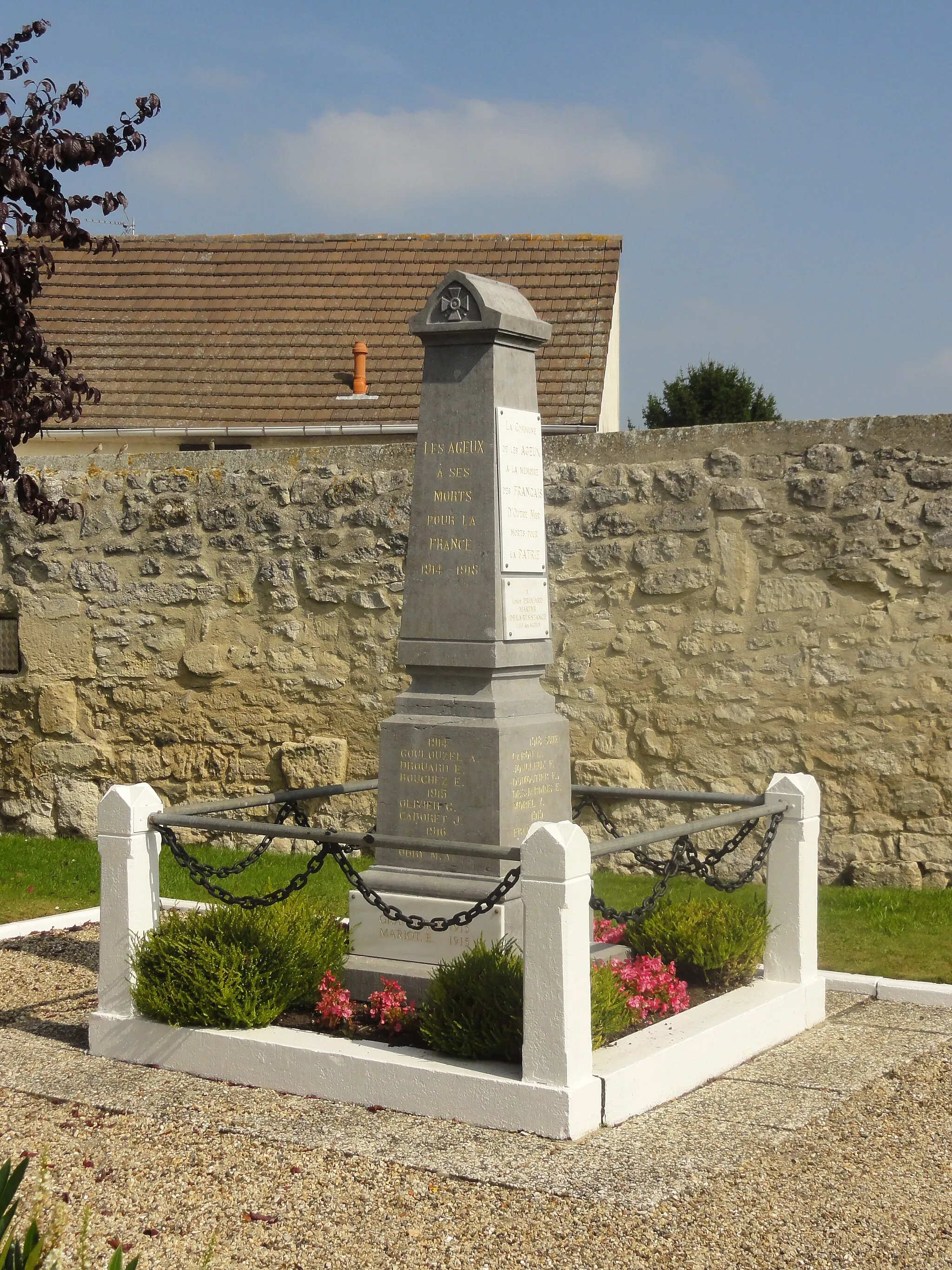 Photo showing: Monument aux morts, place Charles-Dupuis.