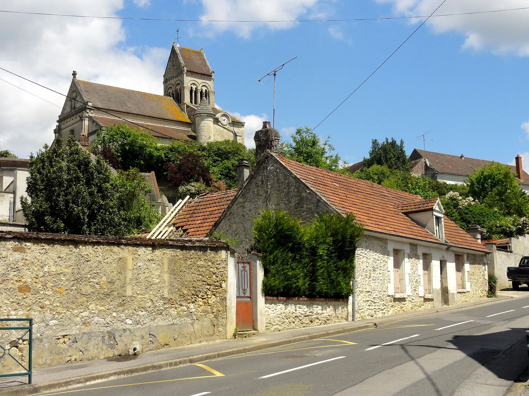 Photo showing: Rue du colonel Fabien (RD 59) et église.