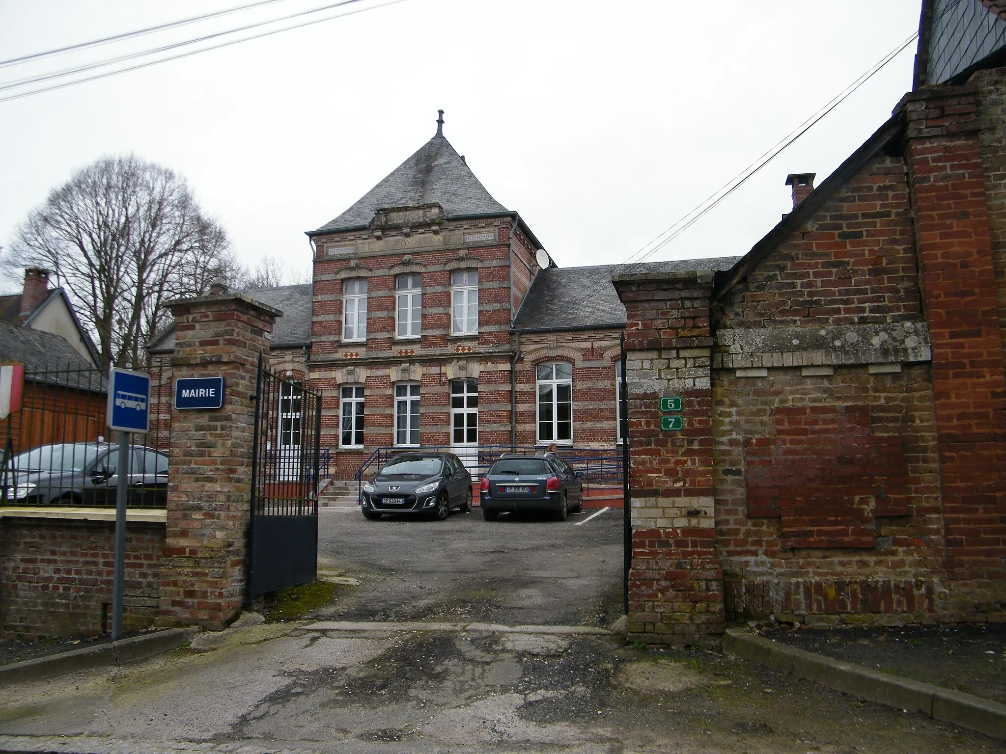 Photo showing: La mairie et l'ancienne école.
