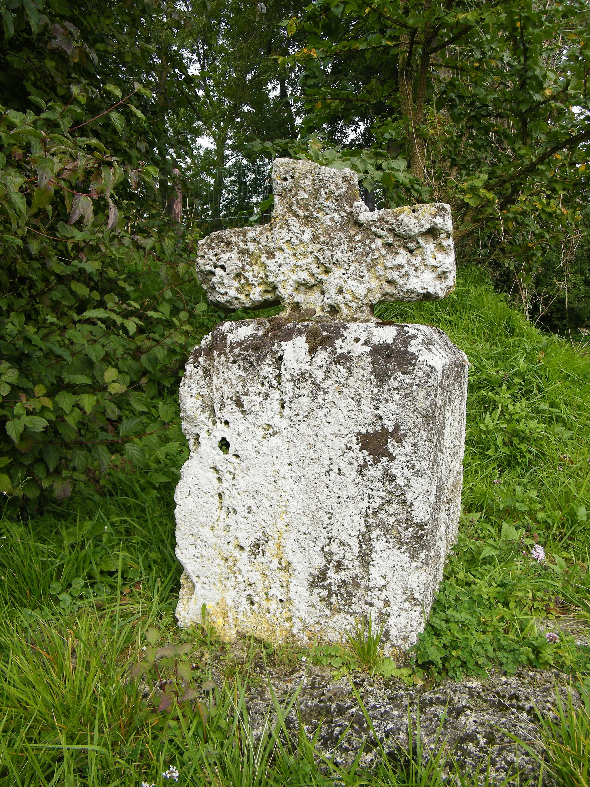 Photo showing: Toeufles, Somme, Fr, Chaussoy, croix de pierre