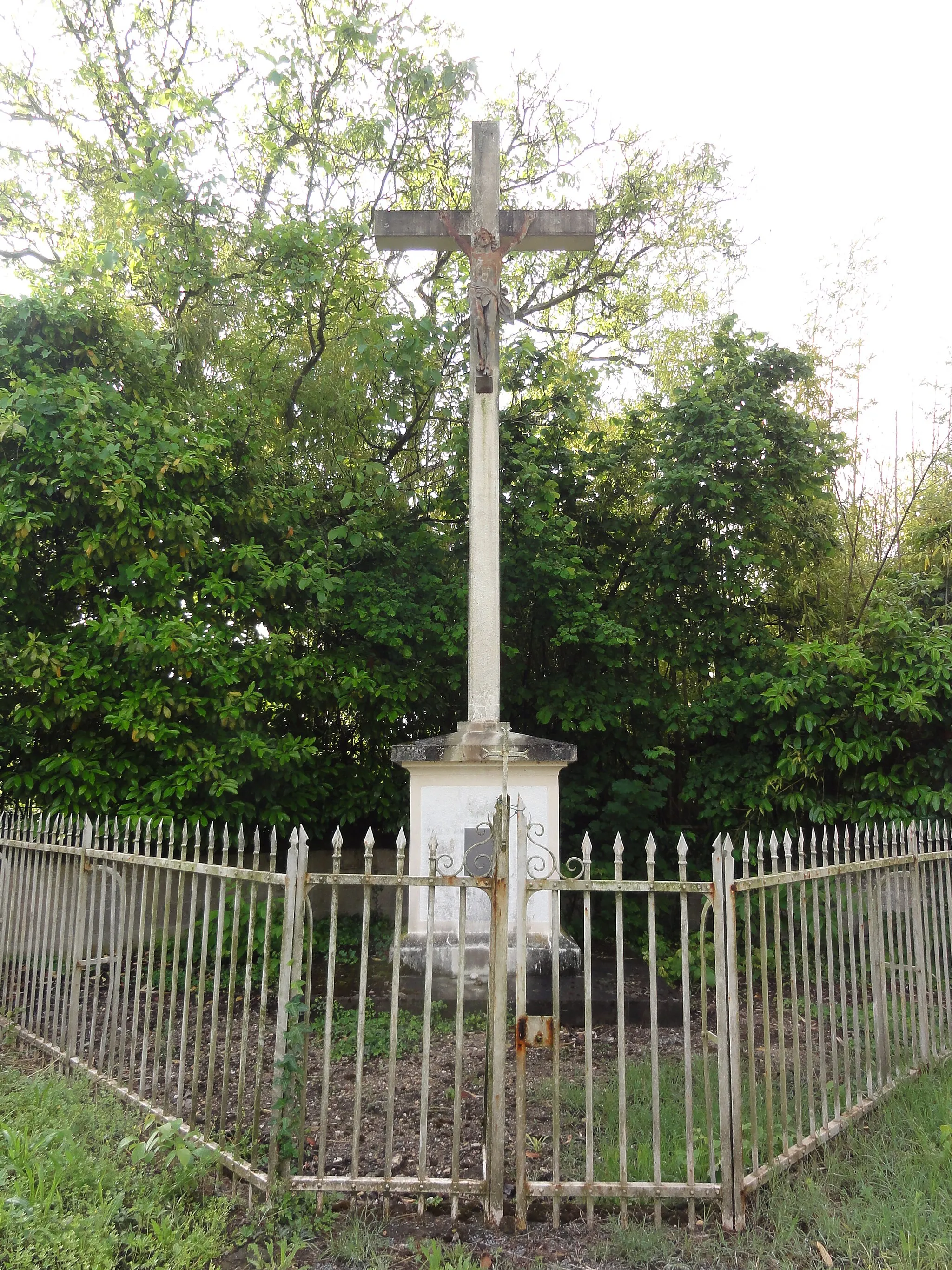 Photo showing: Les Ormes (Vienne) Croix de chemin, N10