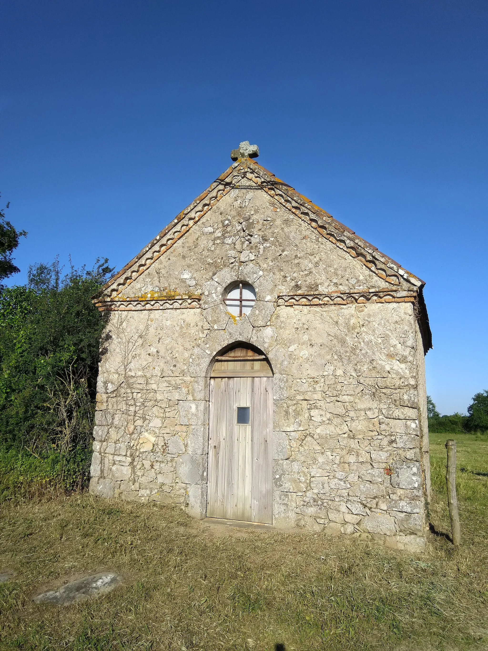 Photo showing: Outside of the Chapelle à Pierrot in Nueil-les-Aubiers in France