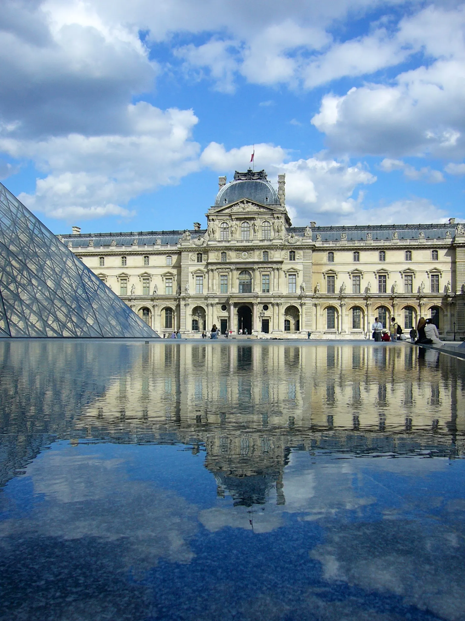 Photo showing: The Louvre palace (Sully wing; with a part of the Pyramid on the left) in Paris
