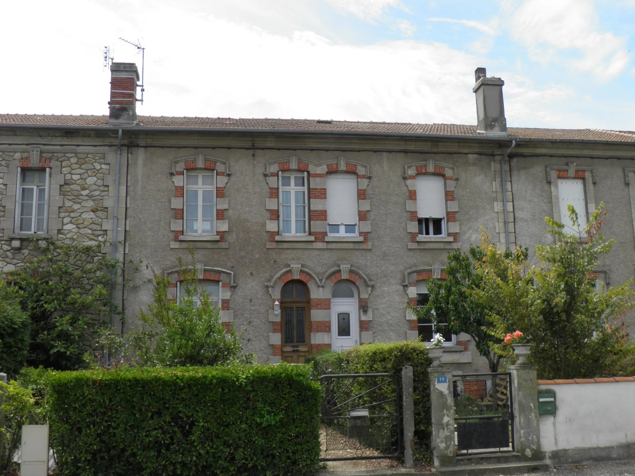 Photo showing: Cités de l'usine Asturonia à Tonnay-Charente (Charente-Maritime). Vue de deux logements.