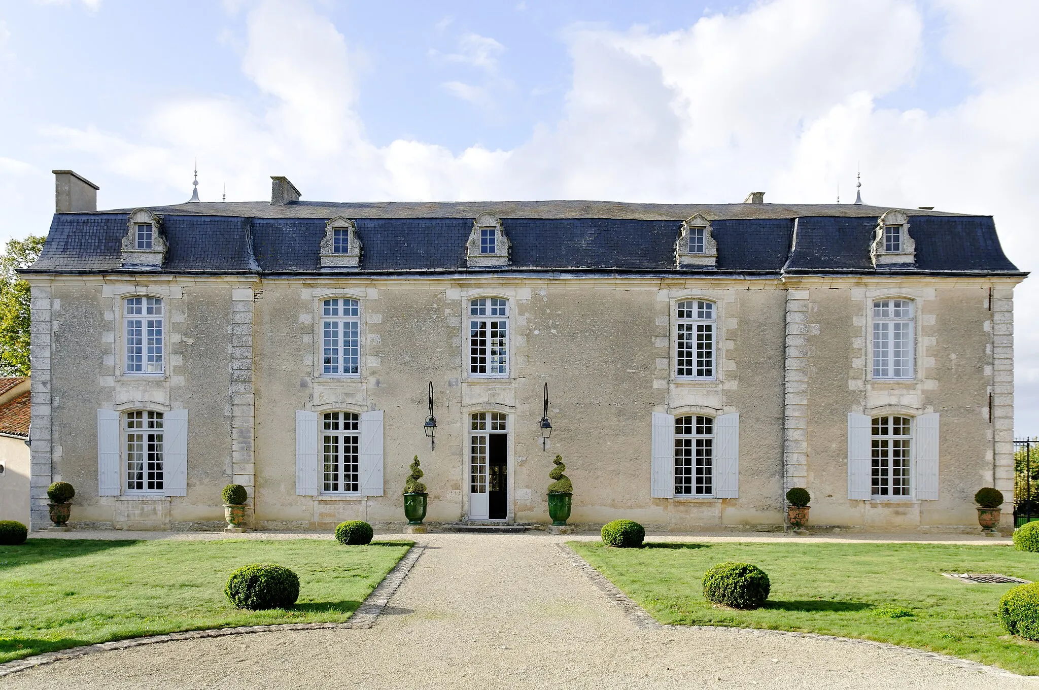 Photo showing: This building is inscrit au titre des monuments historiques de la France. It is indexed in the base Mérimée, a database of architectural heritage maintained by the French Ministry of Culture, under the reference PA00105787 .