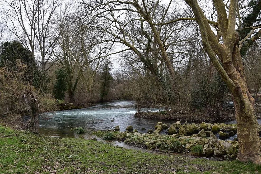 Photo showing: Une Sèvre semi-sauvage avec ses cascades et rapides générés par des barrages artificiels, parfait décor à un début d'aventures, vous attend juste derrière l'auberge de la Roussille.