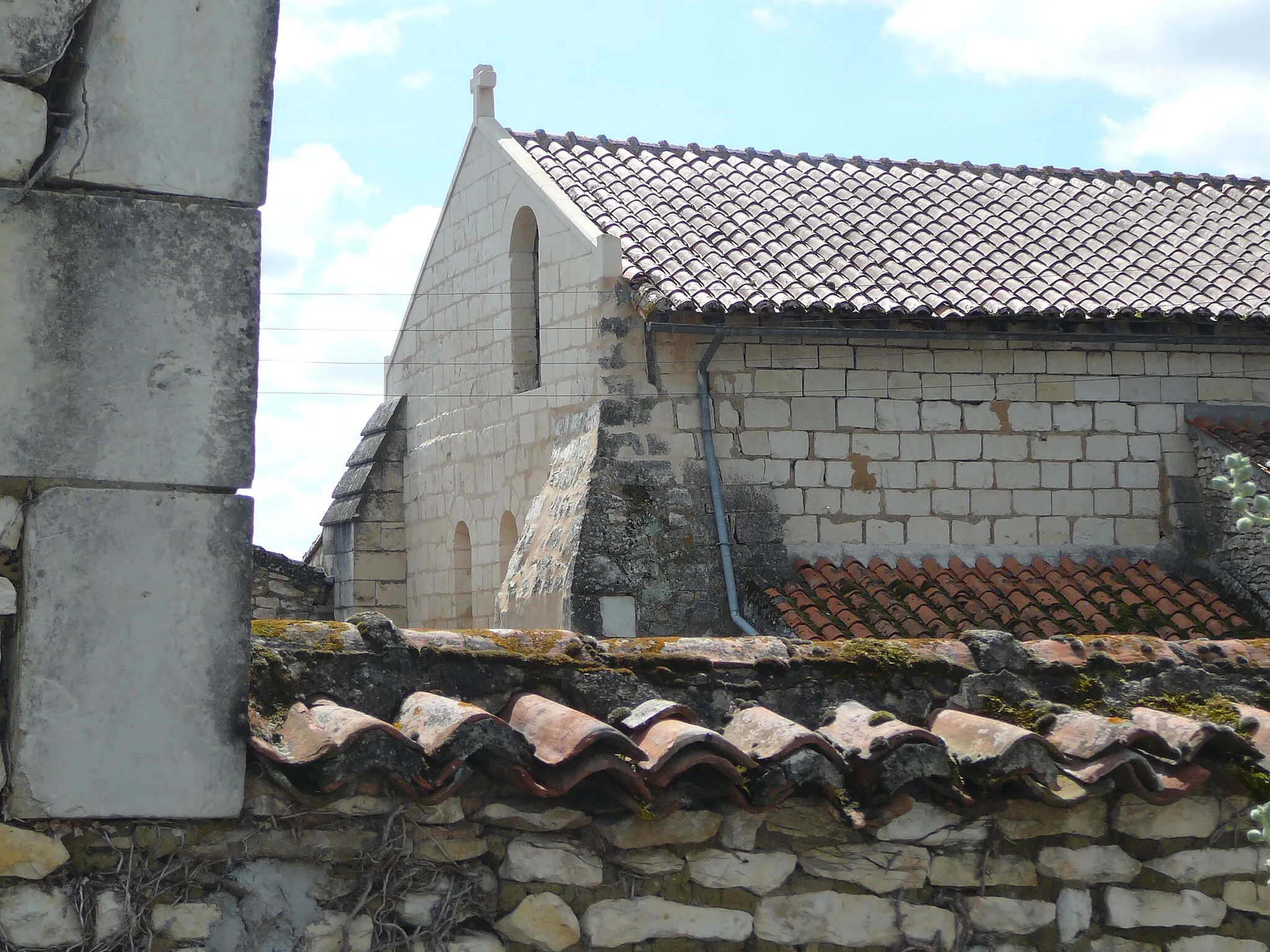 Photo showing: Side view of the Chapel of the Fontevrist monks Saint Jean de l'Habit in Guesnes