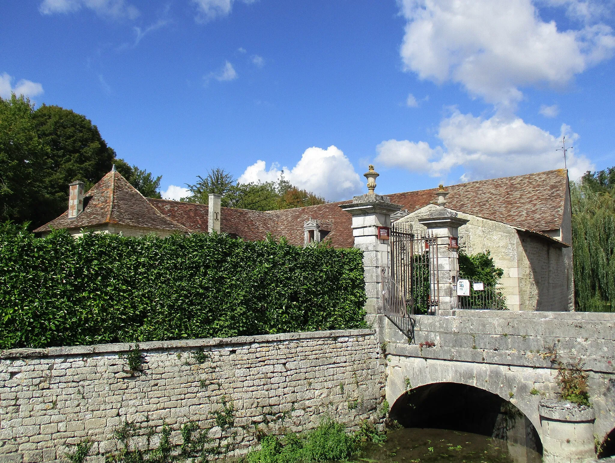 Photo showing: Entrée du château de Dampierre-sur-Boutonne, pont sur la Boutonne