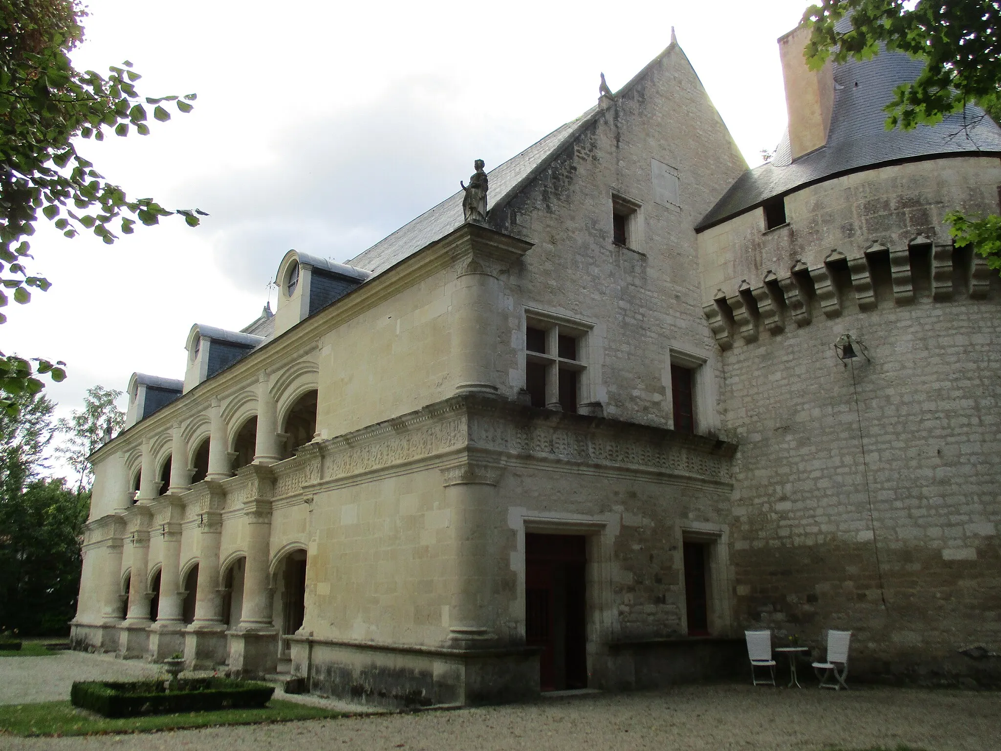 Photo showing: Façade du château de Dampierre-sur-Boutonne et vue latérale